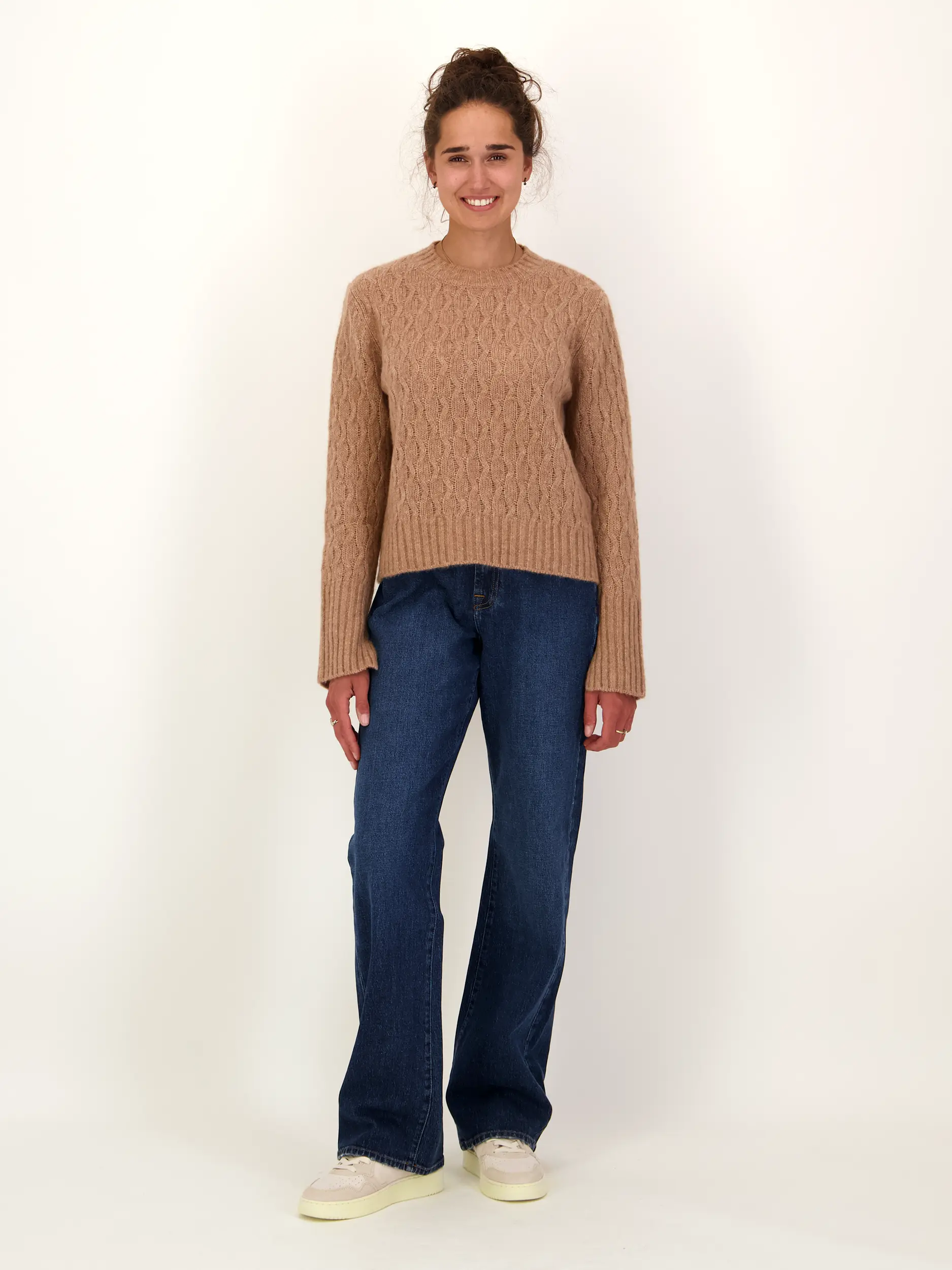 Pullover 'Ramster' aus Kaschmir langarm - Artikel Teil eines Outfits getragen von einem Modell