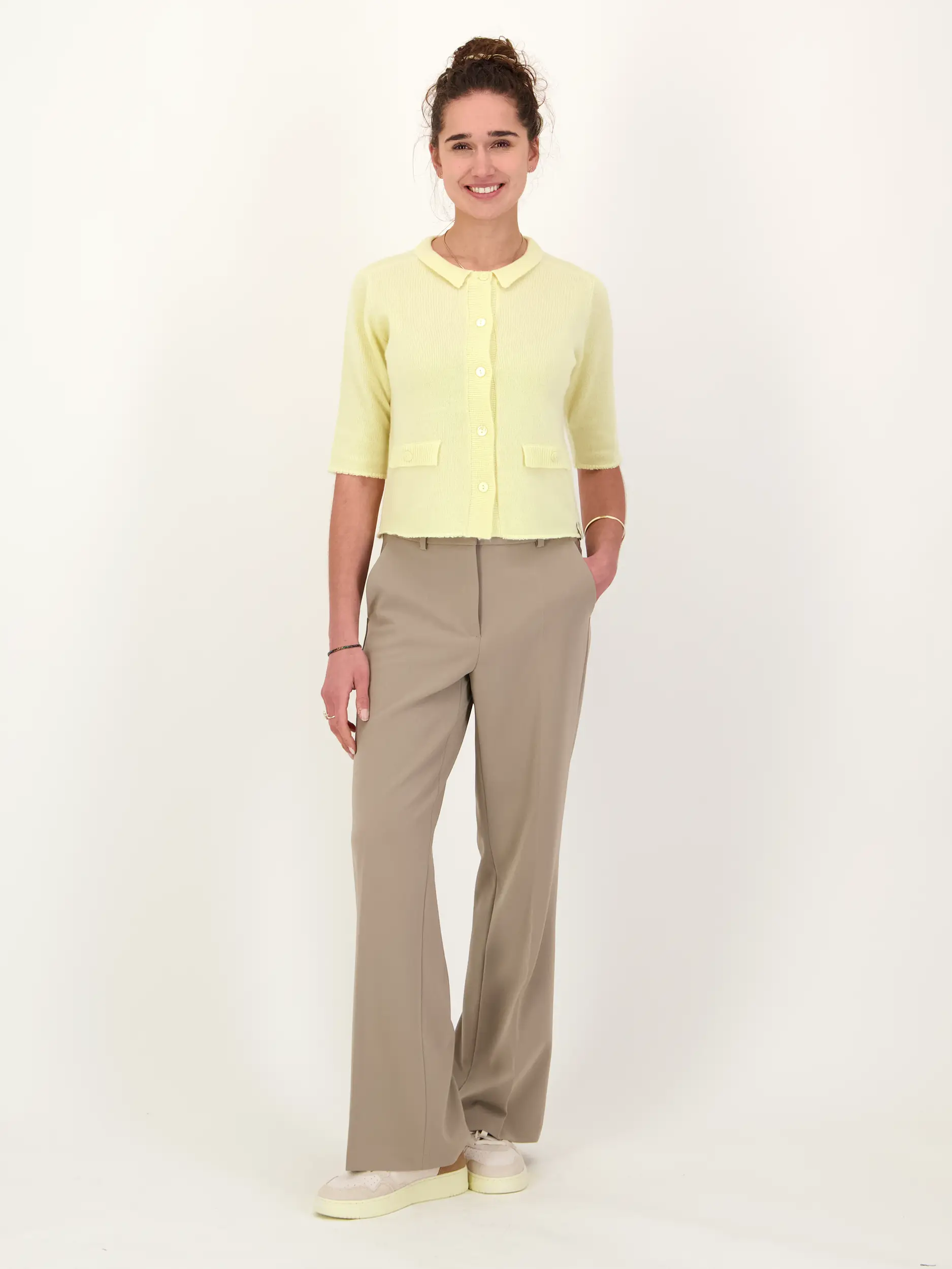 Strickjacke aus Kaschmir Mix - Artikel Teil eines Outfits getragen von einem Modell - Farbe: Gelb