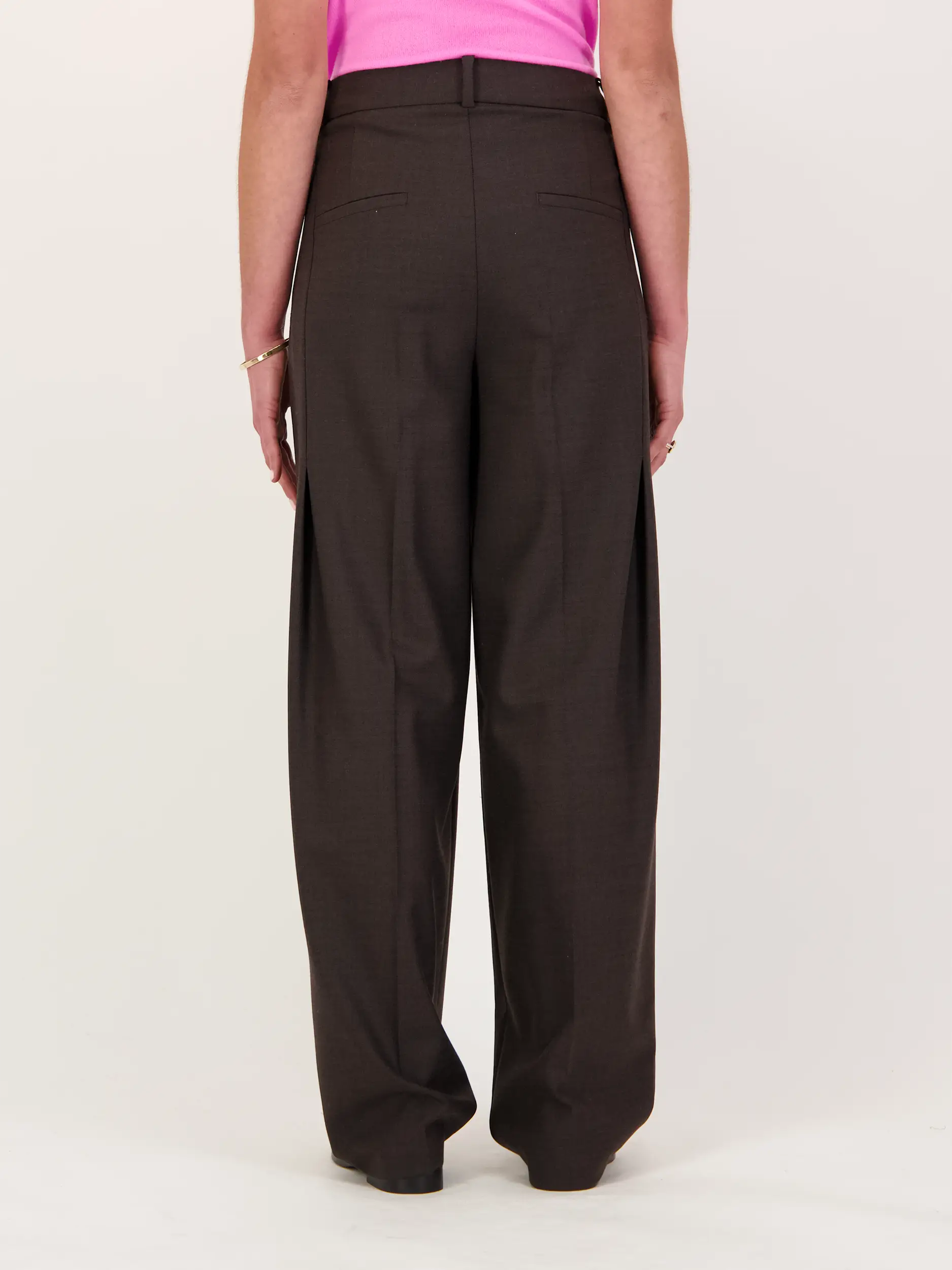 Wollhose 'Elyssa' - Artikel Rückseite getragen von einem Modell - Farbe: Braun