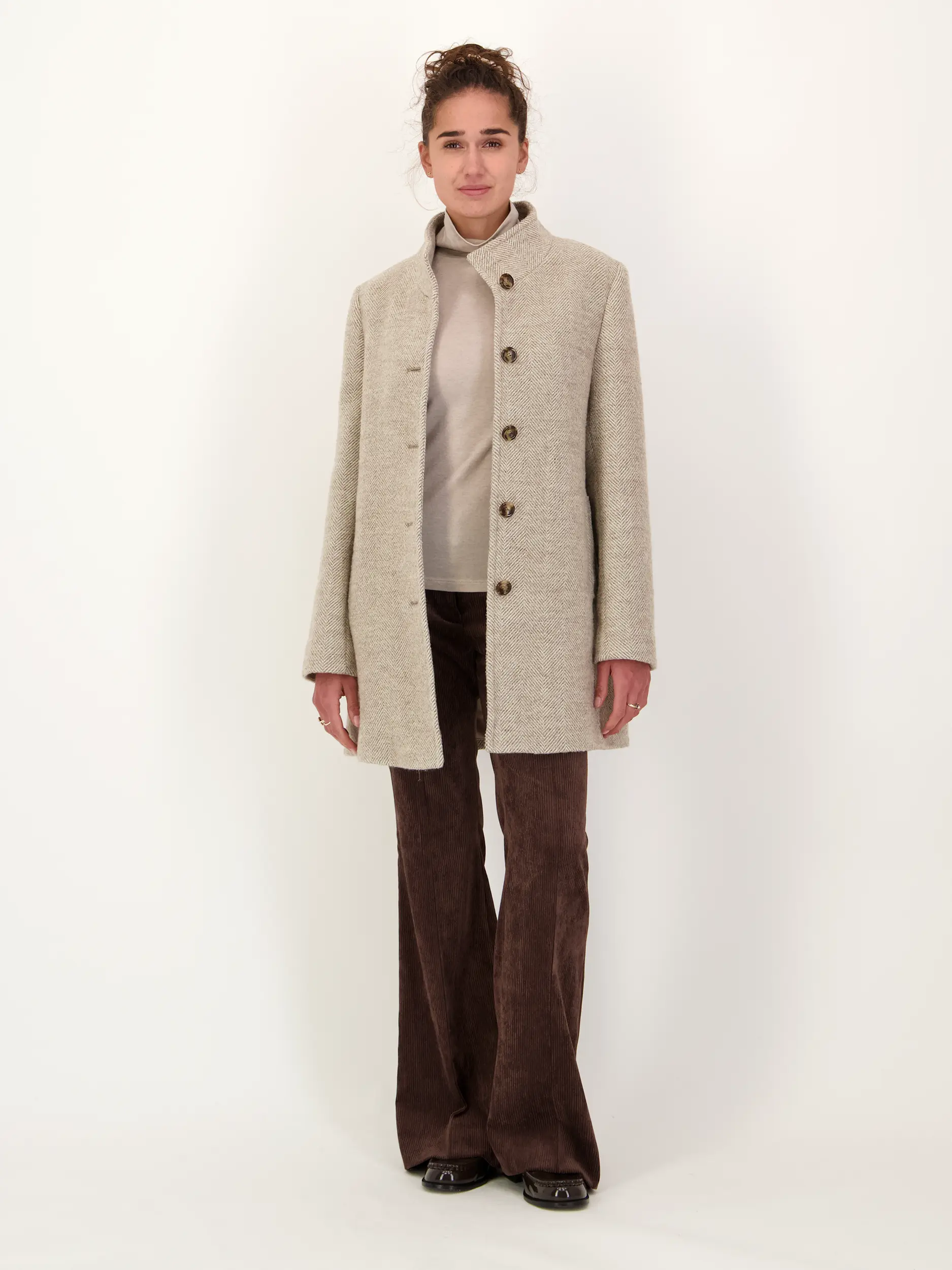 Rollkragenpullover aus Woll-Mix langarm - Artikel Teil eines Outfits getragen von einem Modell - Farbe: Creme