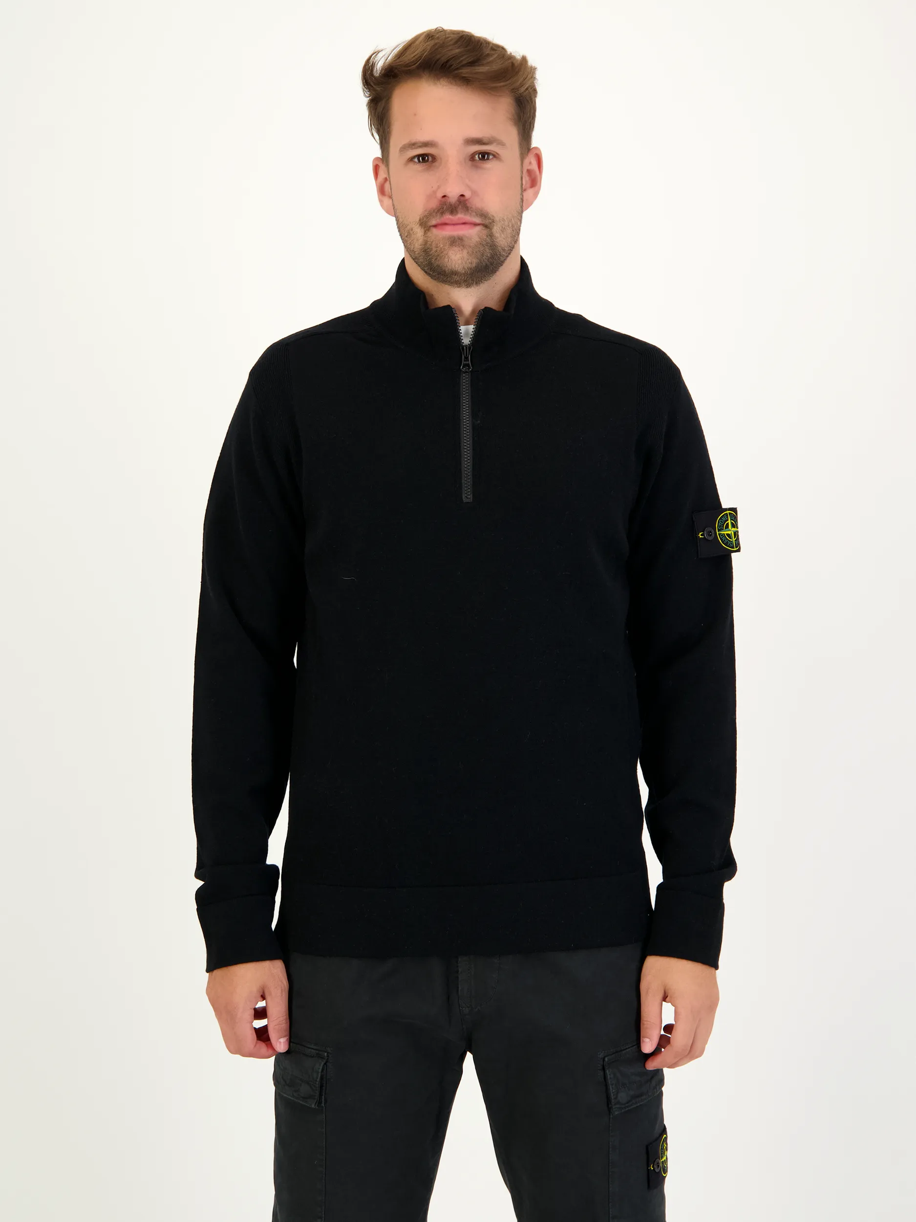 Pullover - Artikel Vorderseite getragen von einem Modell - Farbe: Schwarz