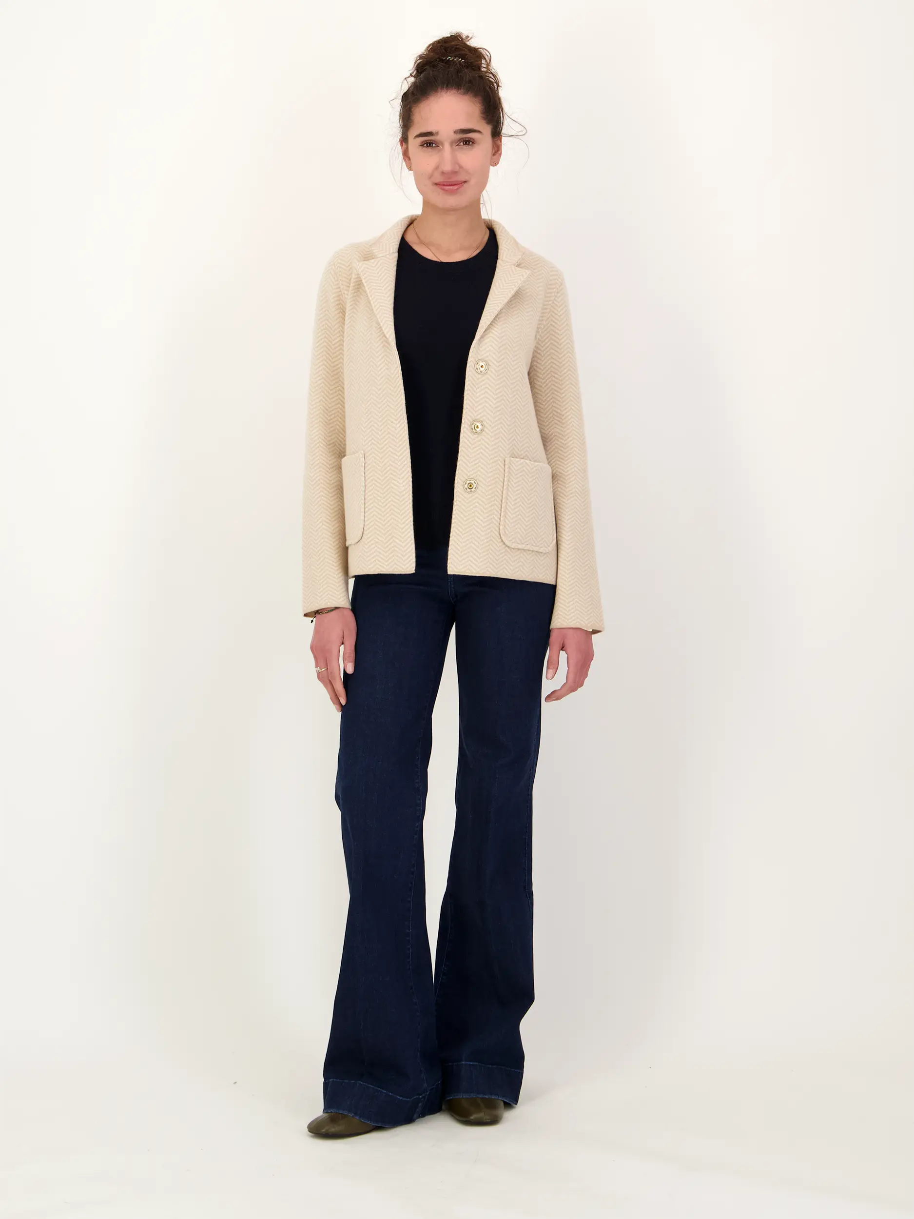 Strickblazer aus Wolle  - Artikel Teil eines Outfits getragen von einem Modell - Farbe: Beige