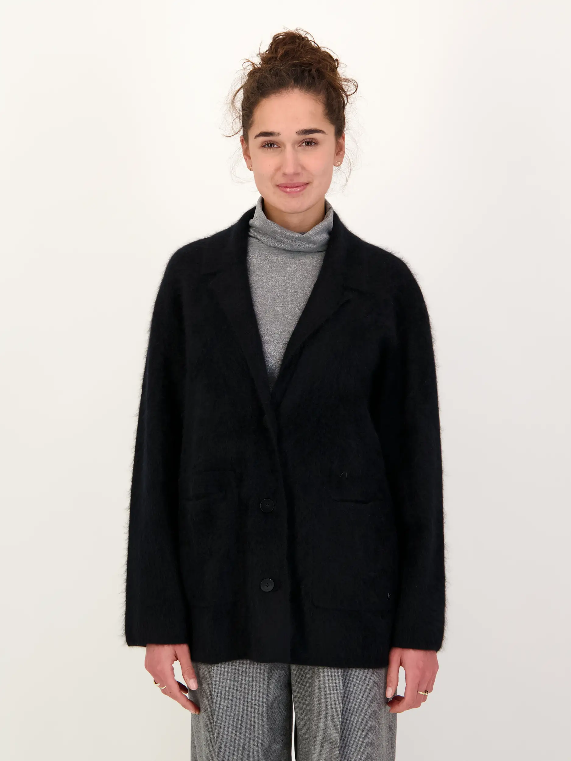 Strickjacke 'Jadie' - Artikel Vorderseite getragen von einem Modell - Farbe: Schwarz