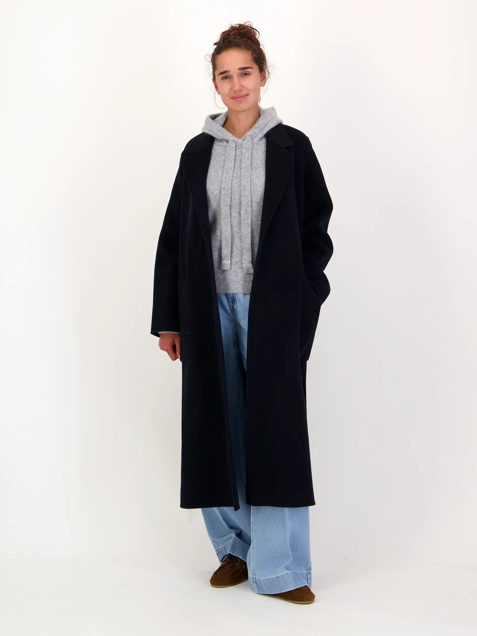 Kapuzenpullover aus Kaschmir-Mix langarm - Artikel Teil eines Outfits getragen von einem Modell - Farbe: Grau