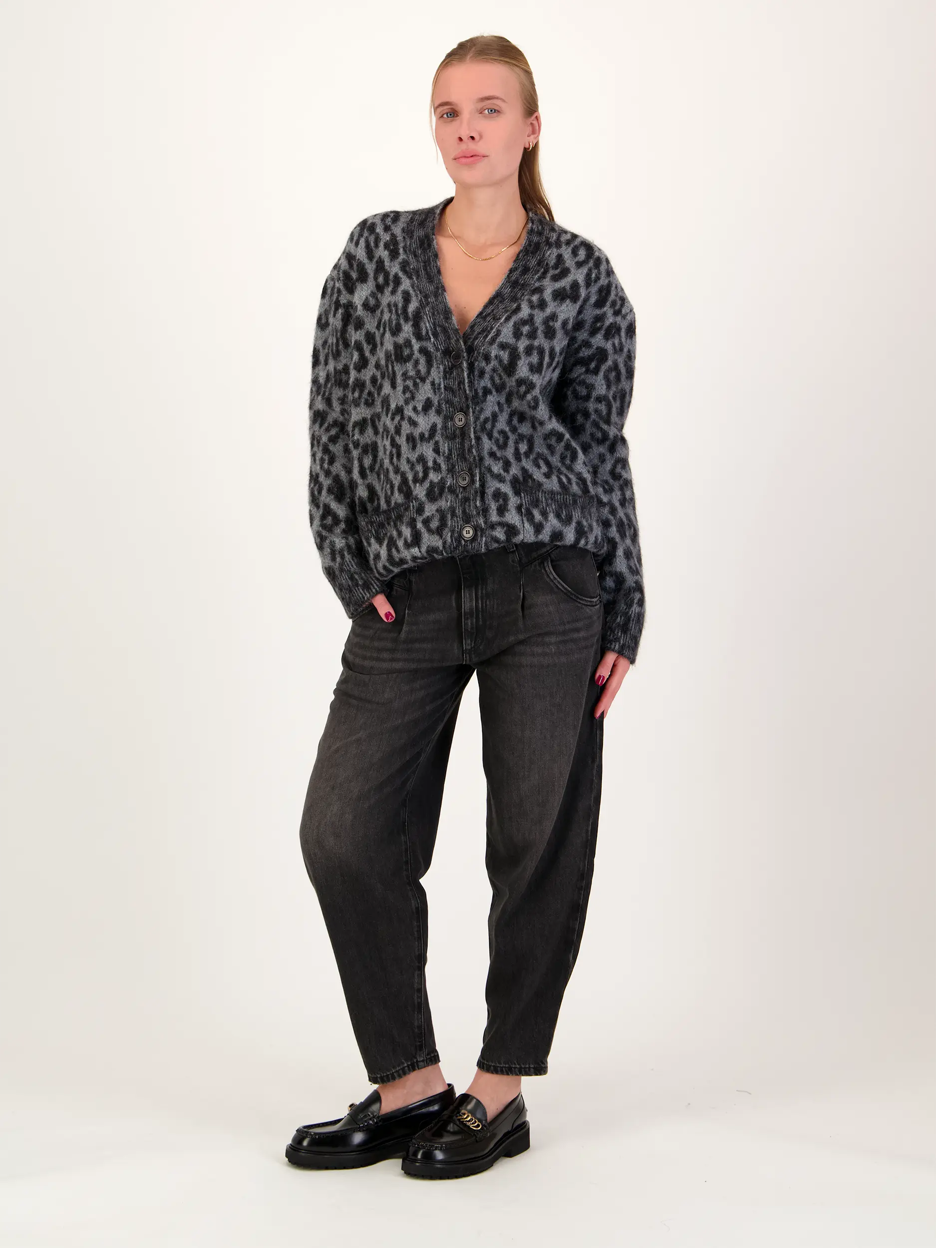 High Rise O-Shape Jeans 'The O Shape' - Artikel Teil eines Outfits getragen von einem Modell - Farbe: Grau