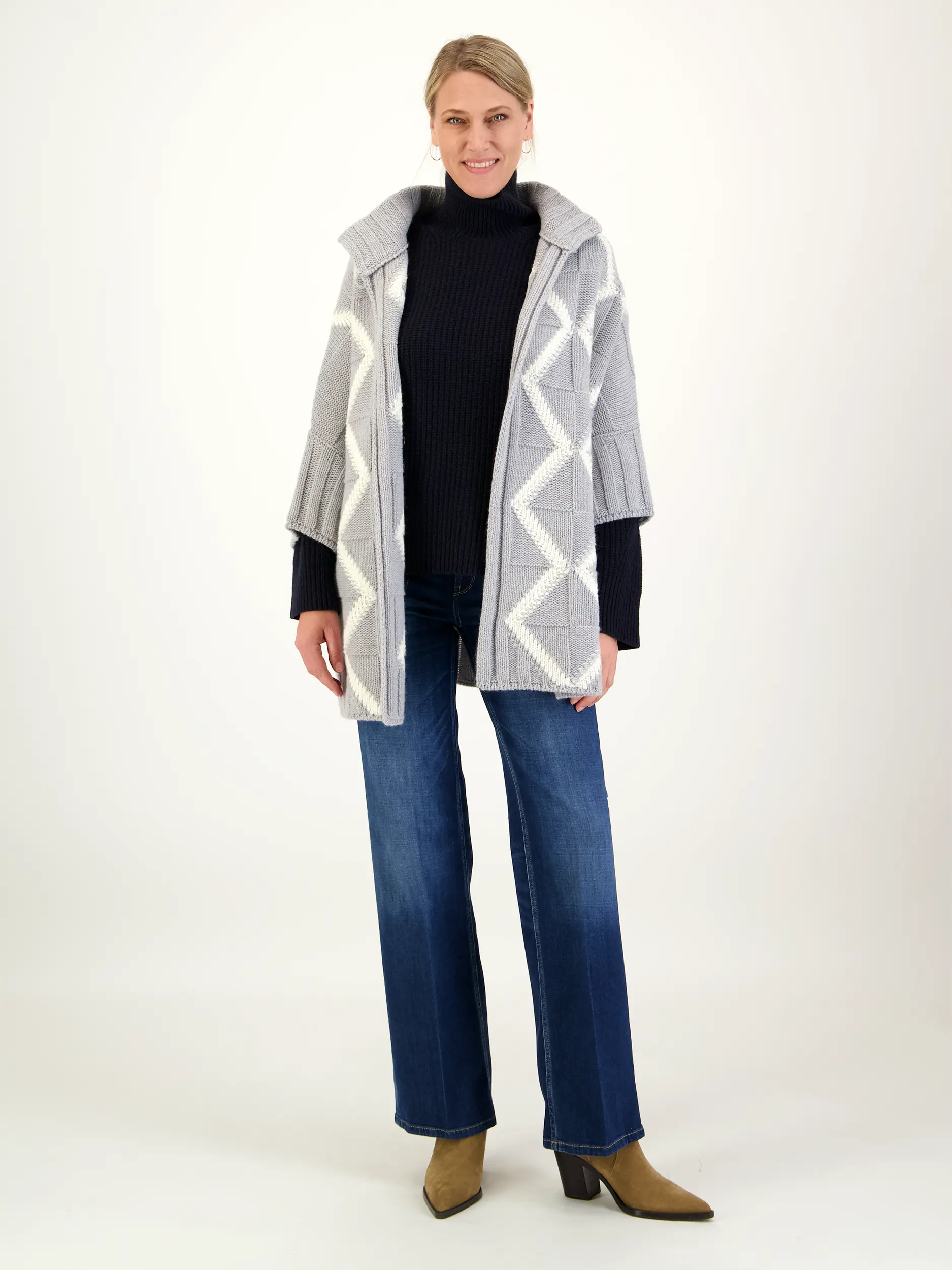 Strickjacke aus Wolle 3/4-Arm - Artikel Teil eines Outfits getragen von einem Modell