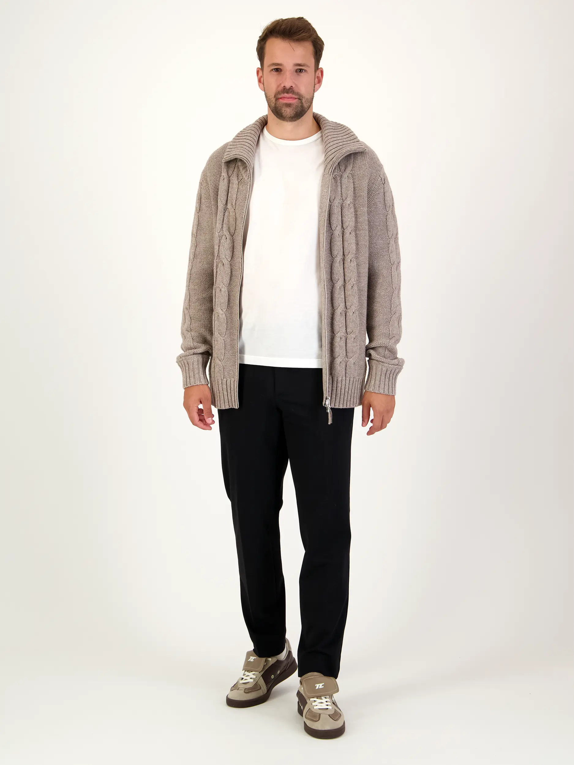 Chino 'Davide' - Artikel Teil eines Outfits getragen von einem Modell - Farbe: Schwarz