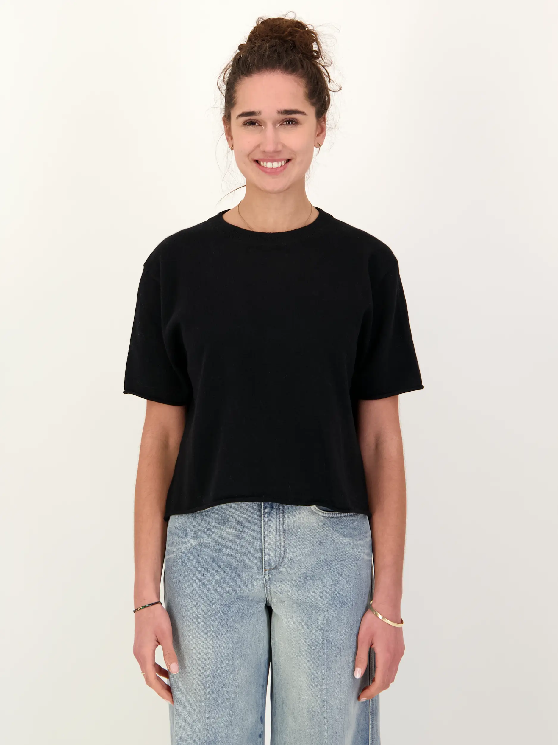 Pullover 'Cila' aus Kaschmir kurzarm - Artikel Vorderseite getragen von einem Modell - Farbe: Schwarz