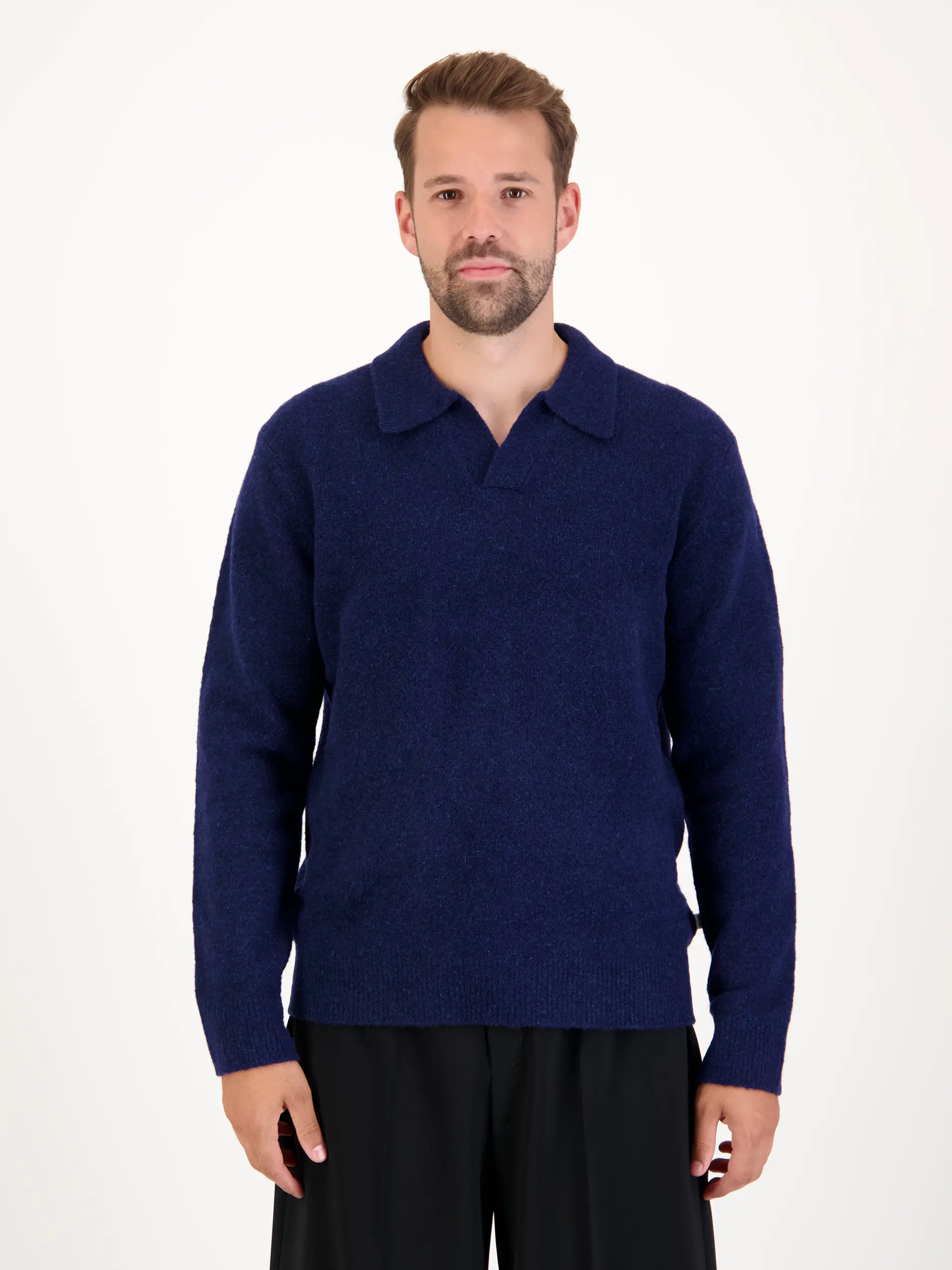 Pullover 'Hope' aus Woll-Mix langarm - Artikel Vorderseite getragen von einem Modell - Farbe: Blau