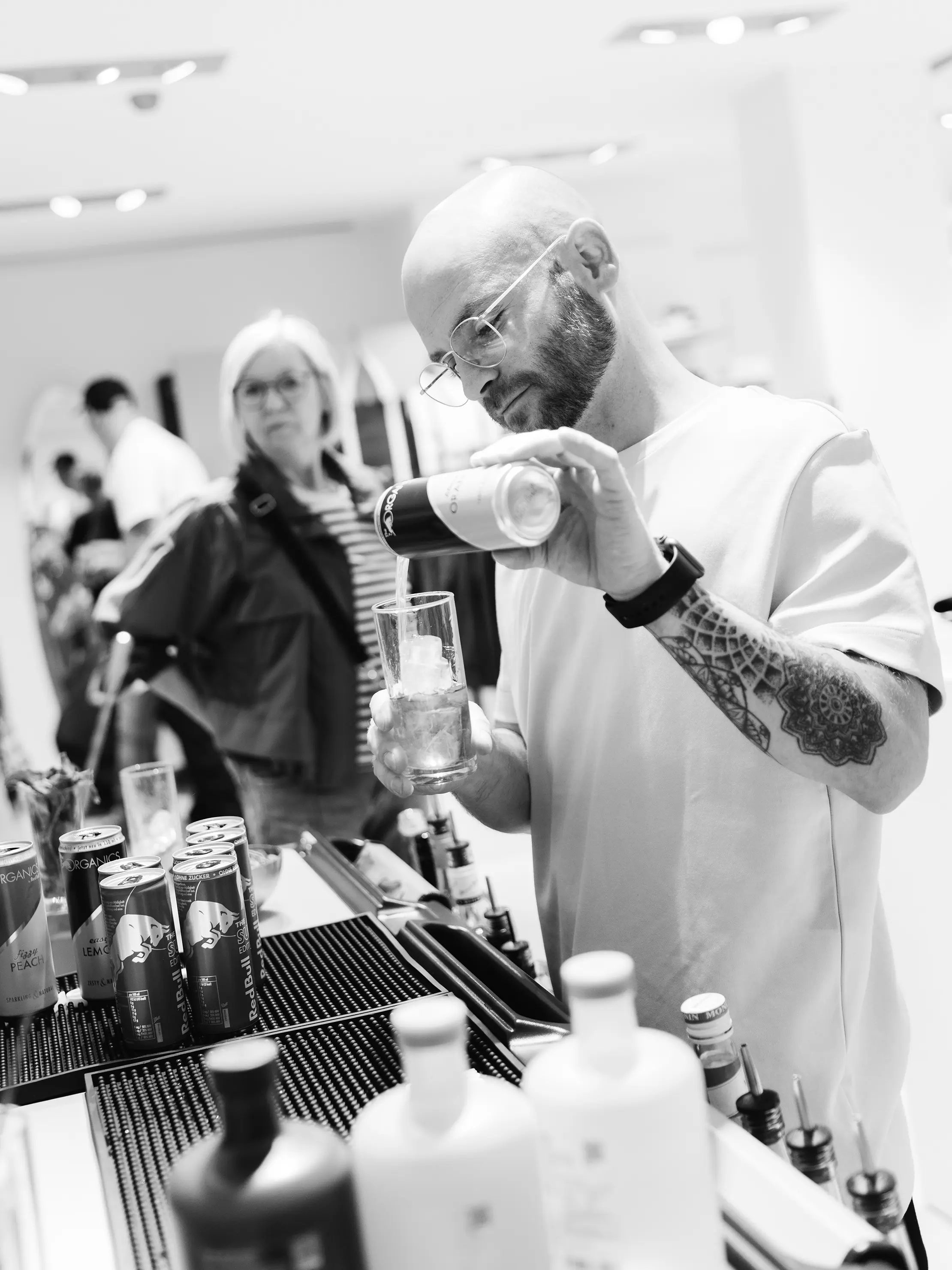 Das Bild zeigt den Barkeeper am Getränke mixen.