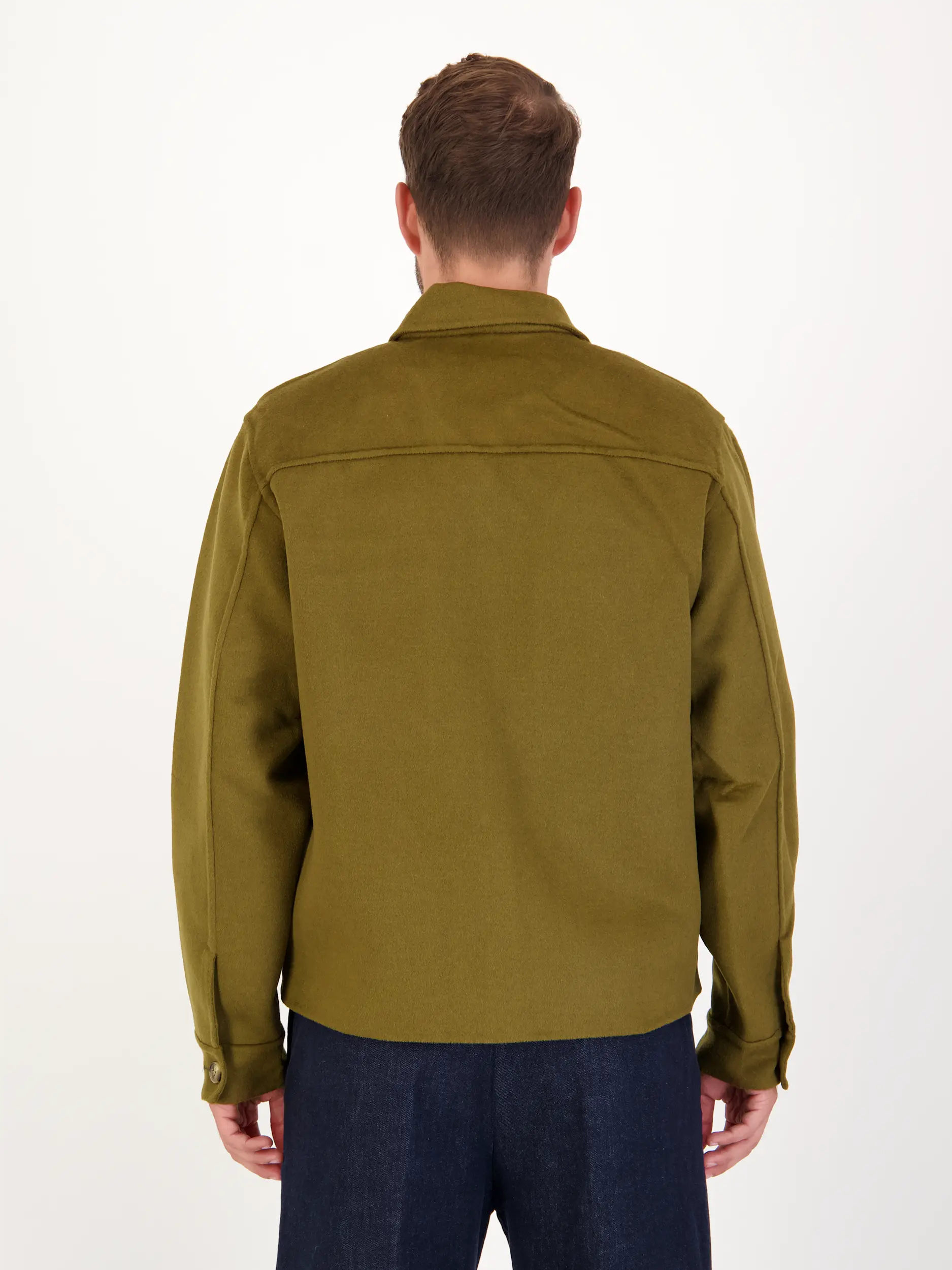 Overshirt 'Alban' aus Wolle - Artikel Rückseite getragen von einem Modell - Farbe: Grün
