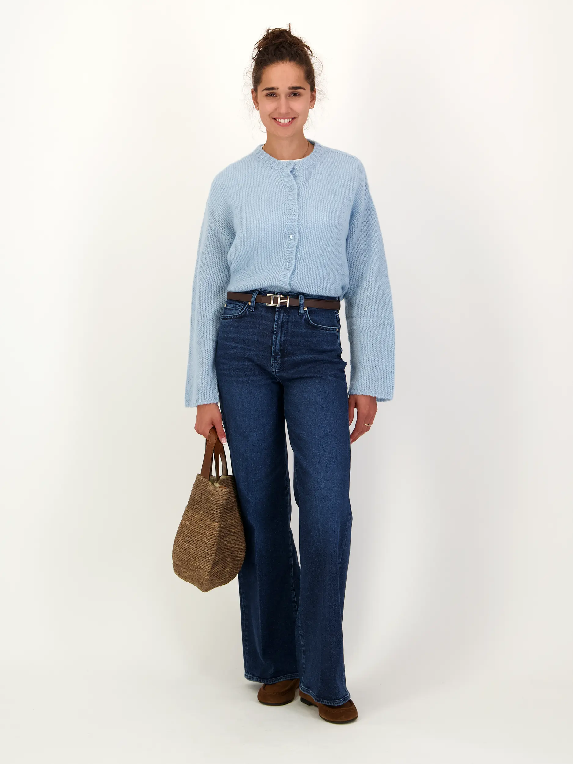 Strickjacke aus Kaschmir langarm - Artikel Teil eines Outfits getragen von einem Modell - Farbe: Blau
