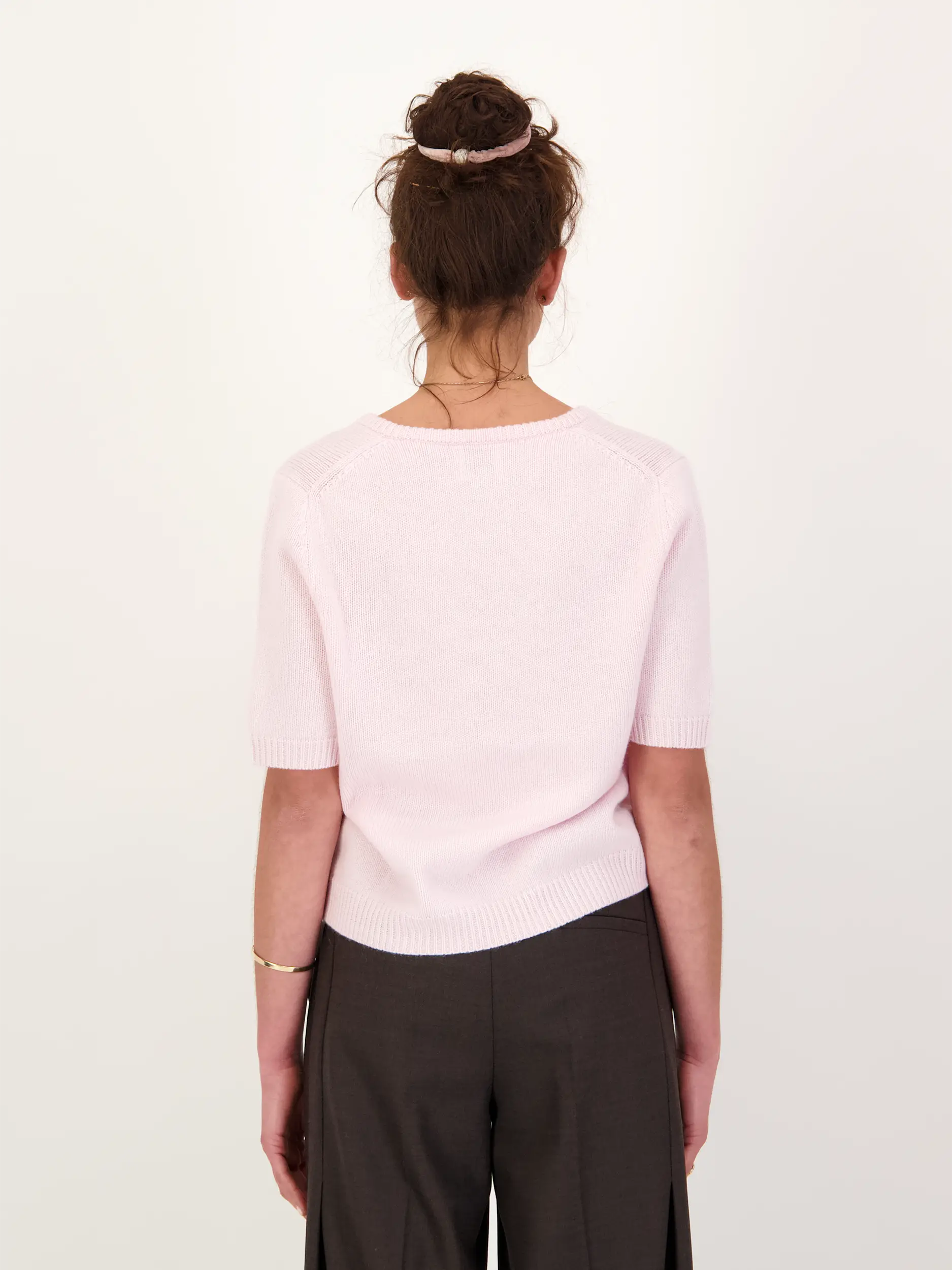 Pullover aus Wolle kurzarm - Artikel Rückseite getragen von einem Modell - Farbe: Rosa&Pink