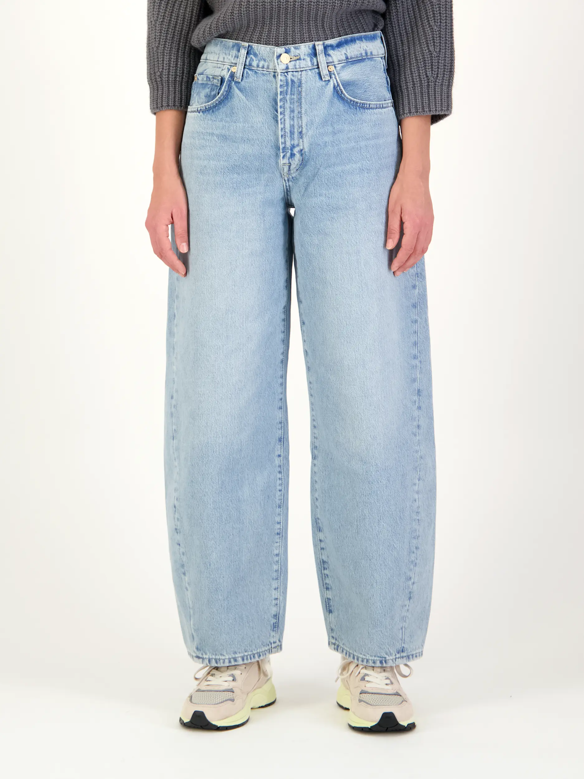 High Rise Barrel Jeans 'Bonnie' - Artikel Vorderseite getragen von einem Modell