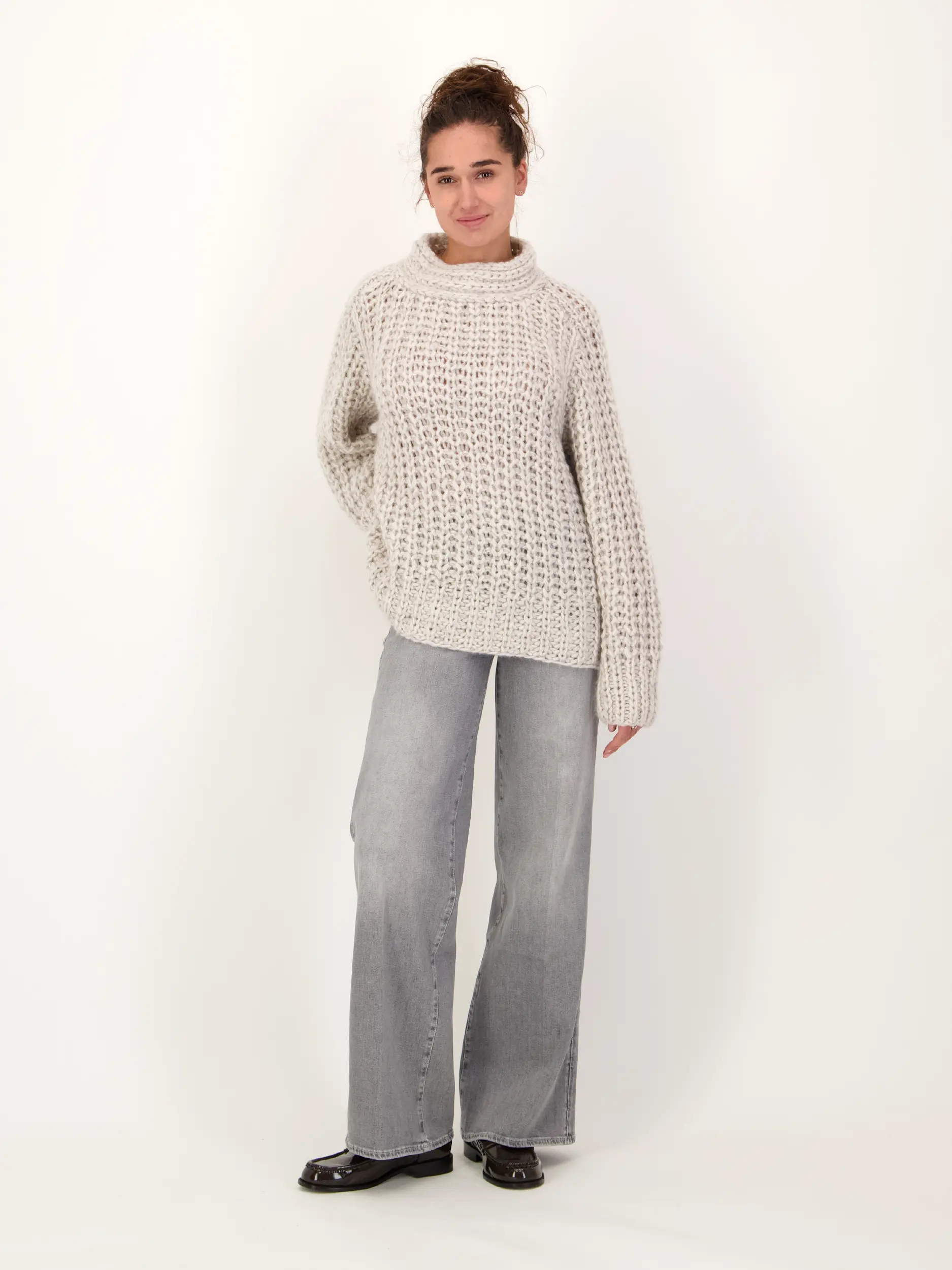 Pullover 'Viborg' aus Kaschmir langarm - Artikel Teil eines Outfits getragen von einem Modell - Farbe: Creme