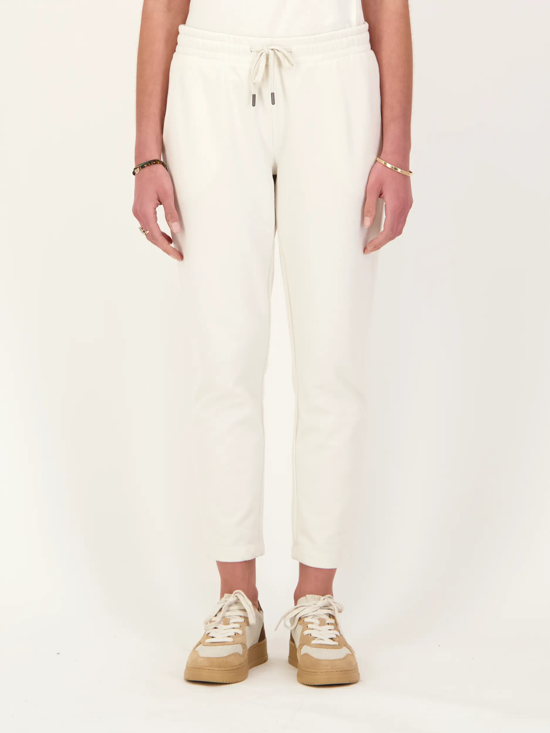 Sweathose 'Stina' - Artikel Vorderseite getragen von einem Modell - Farbe: Creme