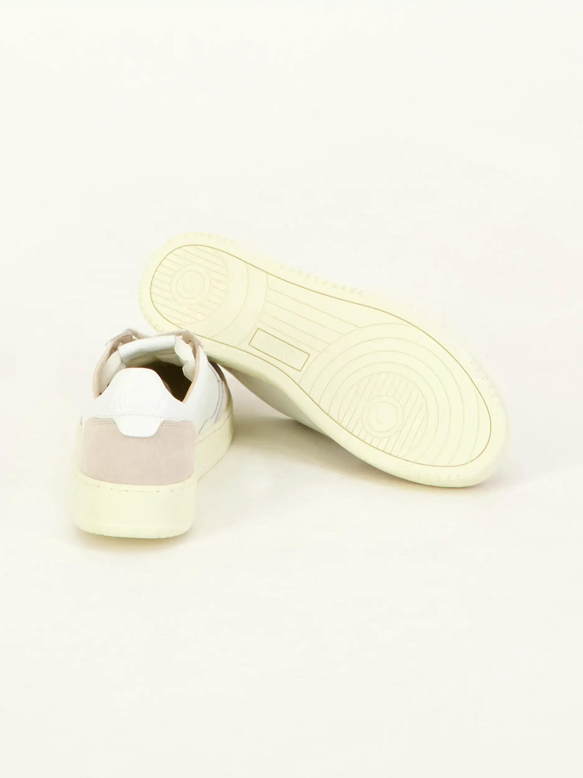 Sneaker - Artikel Rückseite getragen von einem Modell - Farbe: Weiß