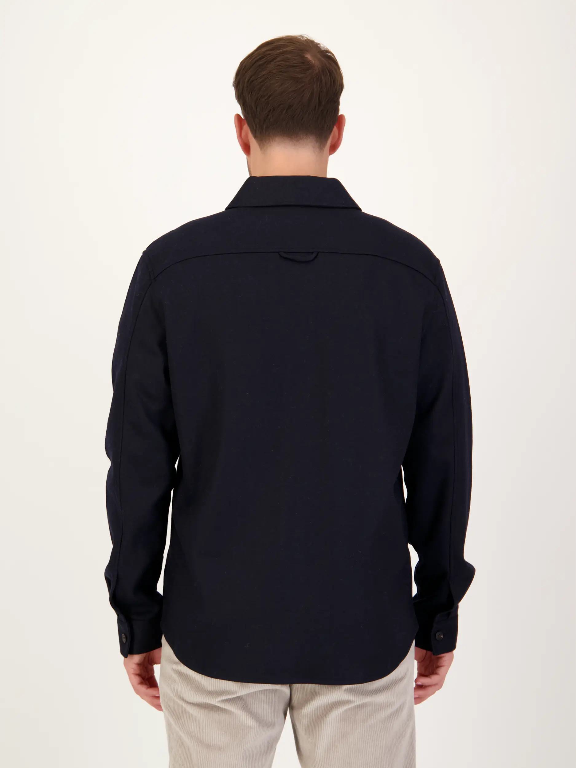 Overshirt aus Woll-Mix - Artikel Rückseite getragen von einem Modell - Farbe: Blau