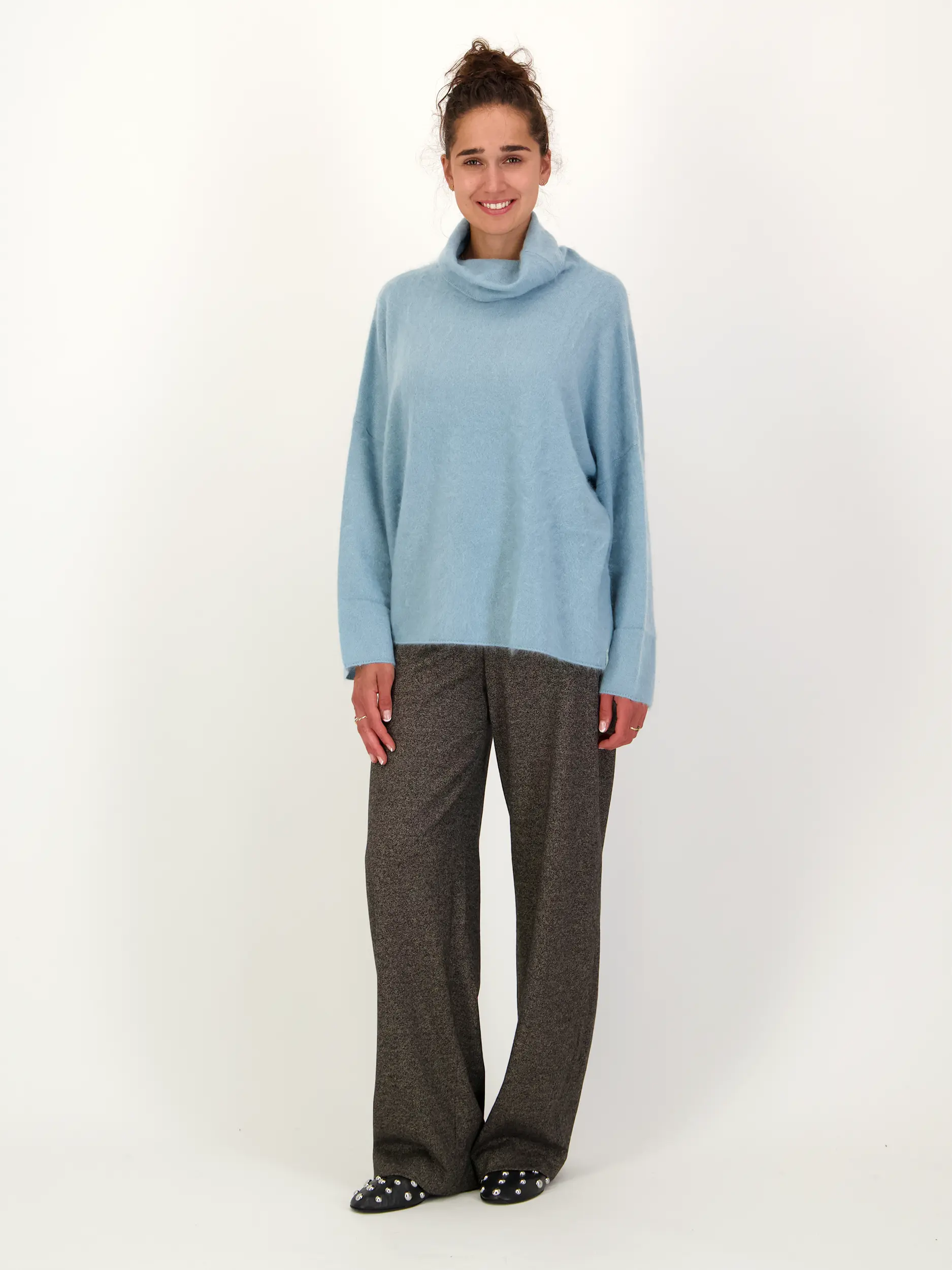 Rollkragenpullover aus Kaschmir langarm - Artikel Teil eines Outfits getragen von einem Modell - Farbe: Grün