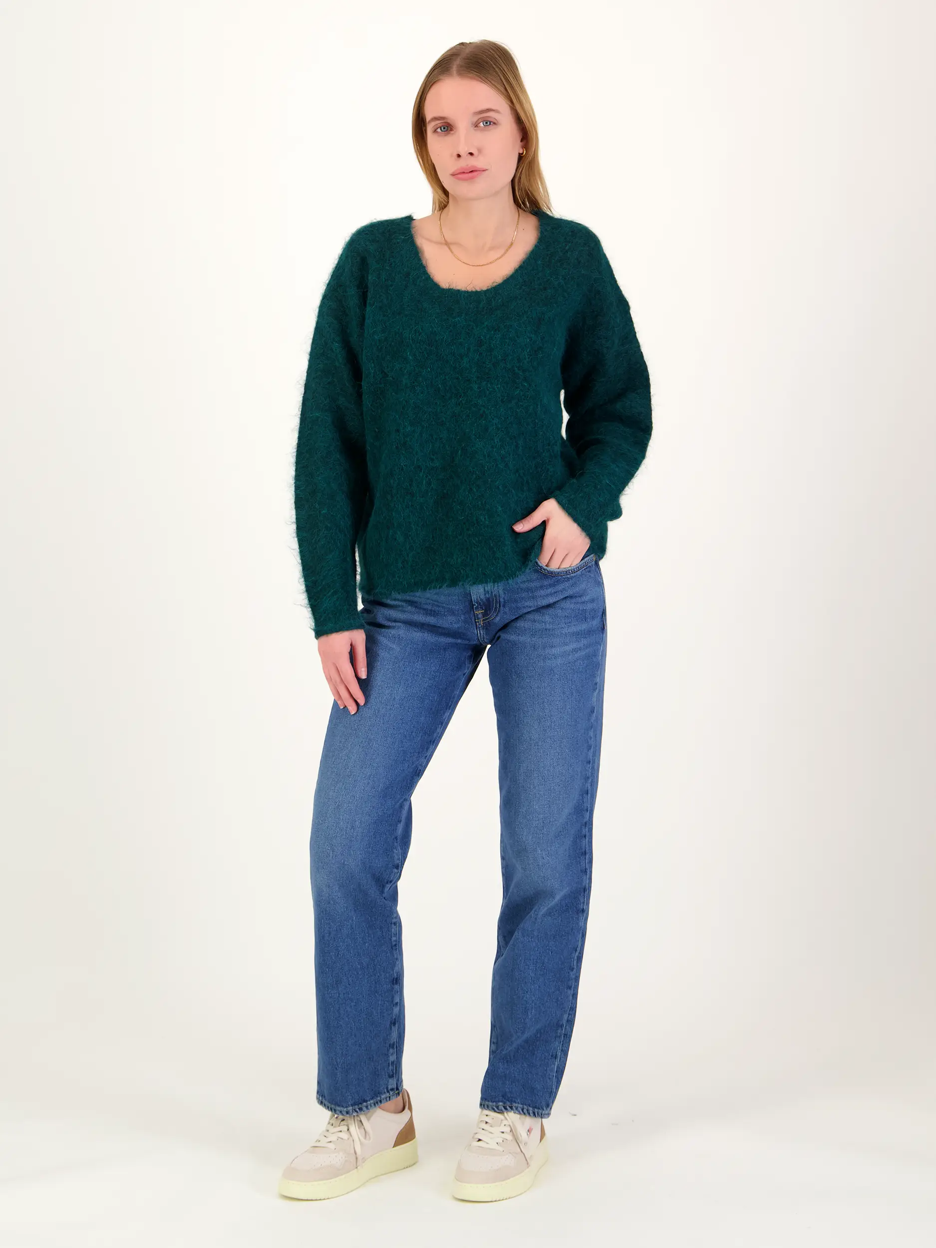 Pullover 'Nuny' aus Alpaka langarm - Artikel Teil eines Outfits getragen von einem Modell - Farbe: Grün