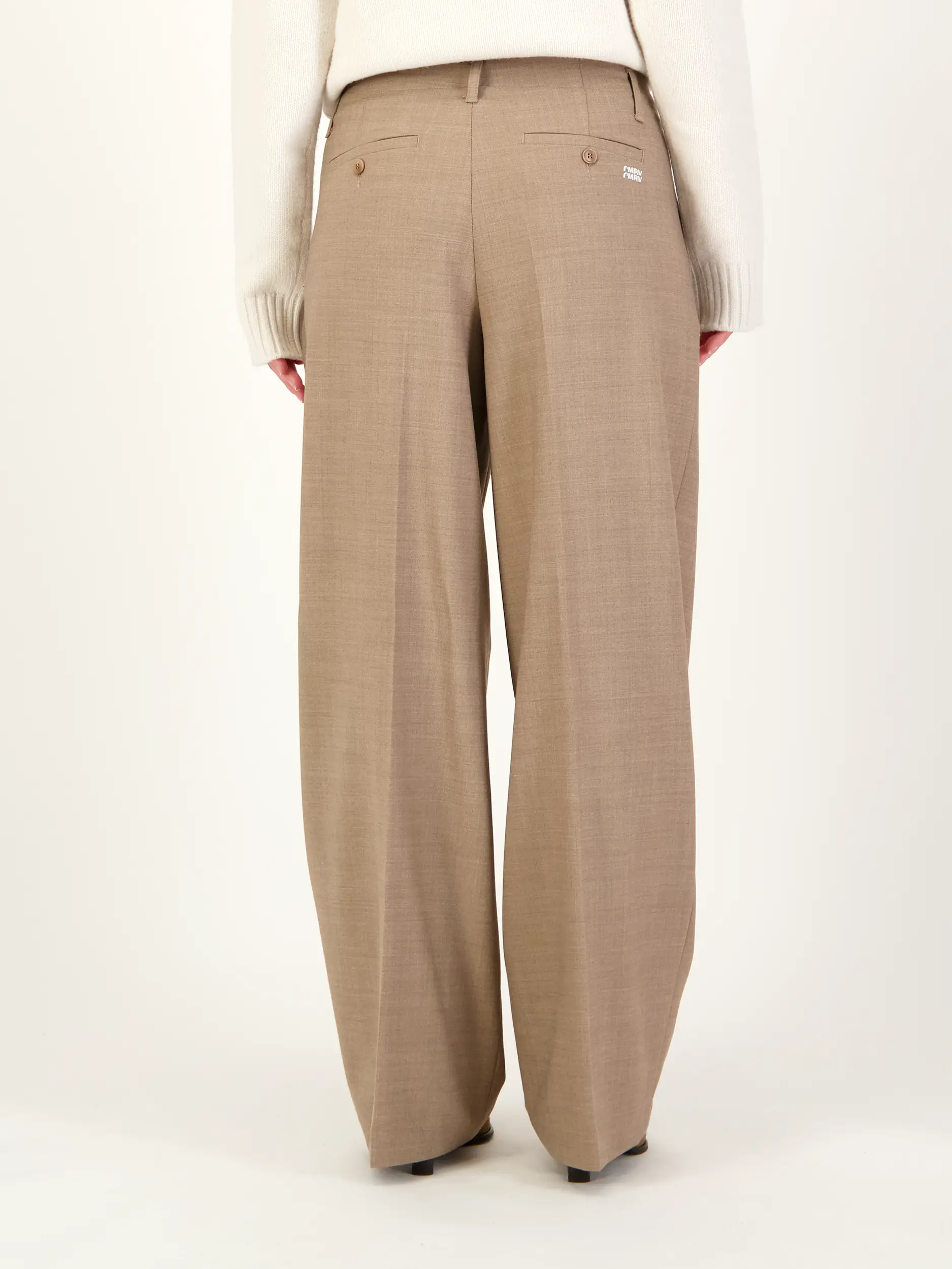 Bundfaltenhose 'Addison' aus Woll-Mix - Artikel Rückseite getragen von einem Modell - Farbe: Braun