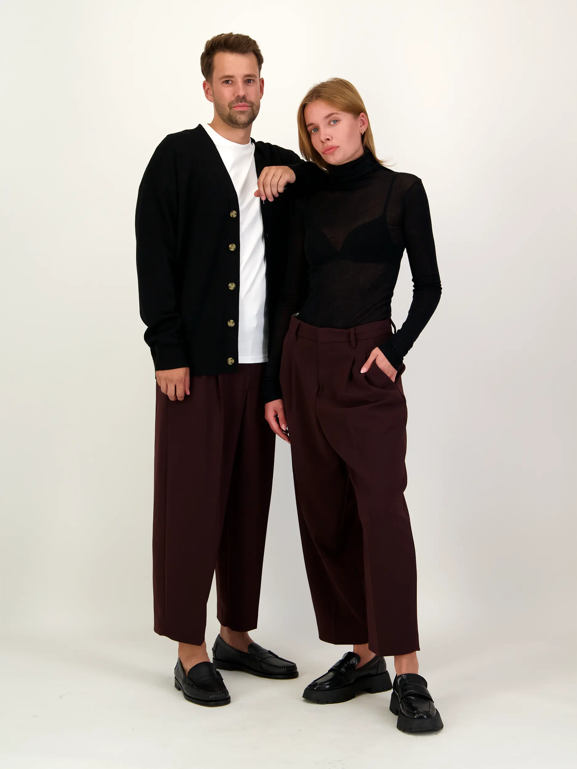 Unisex Hose 'Noa Crop' - Artikel Teil eines Outfits getragen von einem Modell