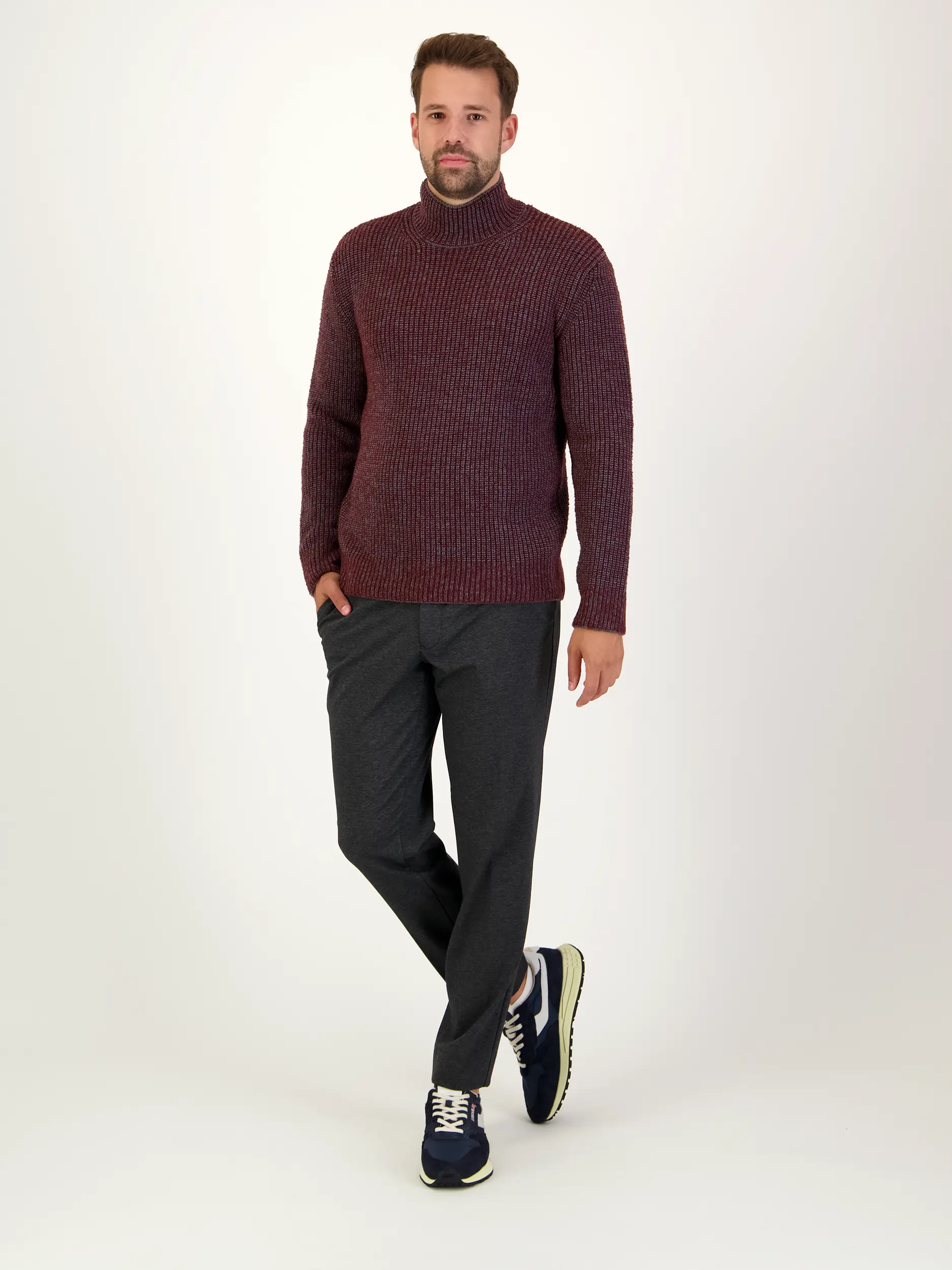 Pullover aus Wolle langarm - Artikel Teil eines Outfits getragen von einem Modell - Farbe: Rot