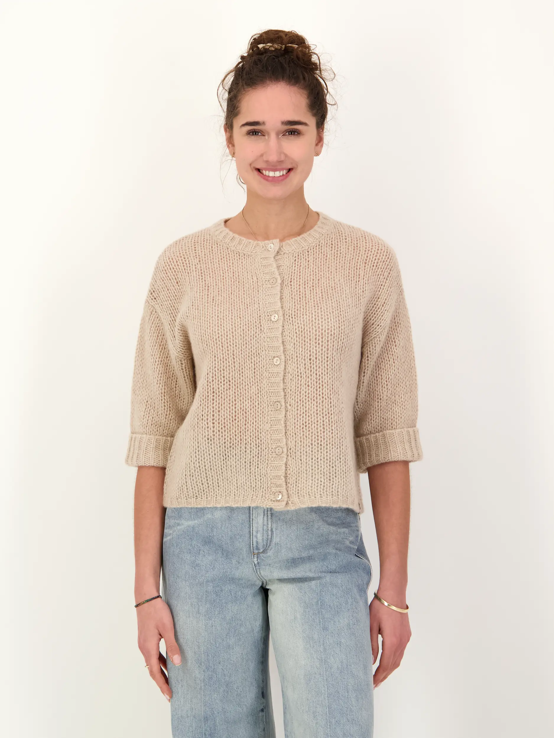 Strickjacke kurzarm aus Kaschmir Seide Mix - Artikel Vorderseite getragen von einem Modell - Farbe: Braun