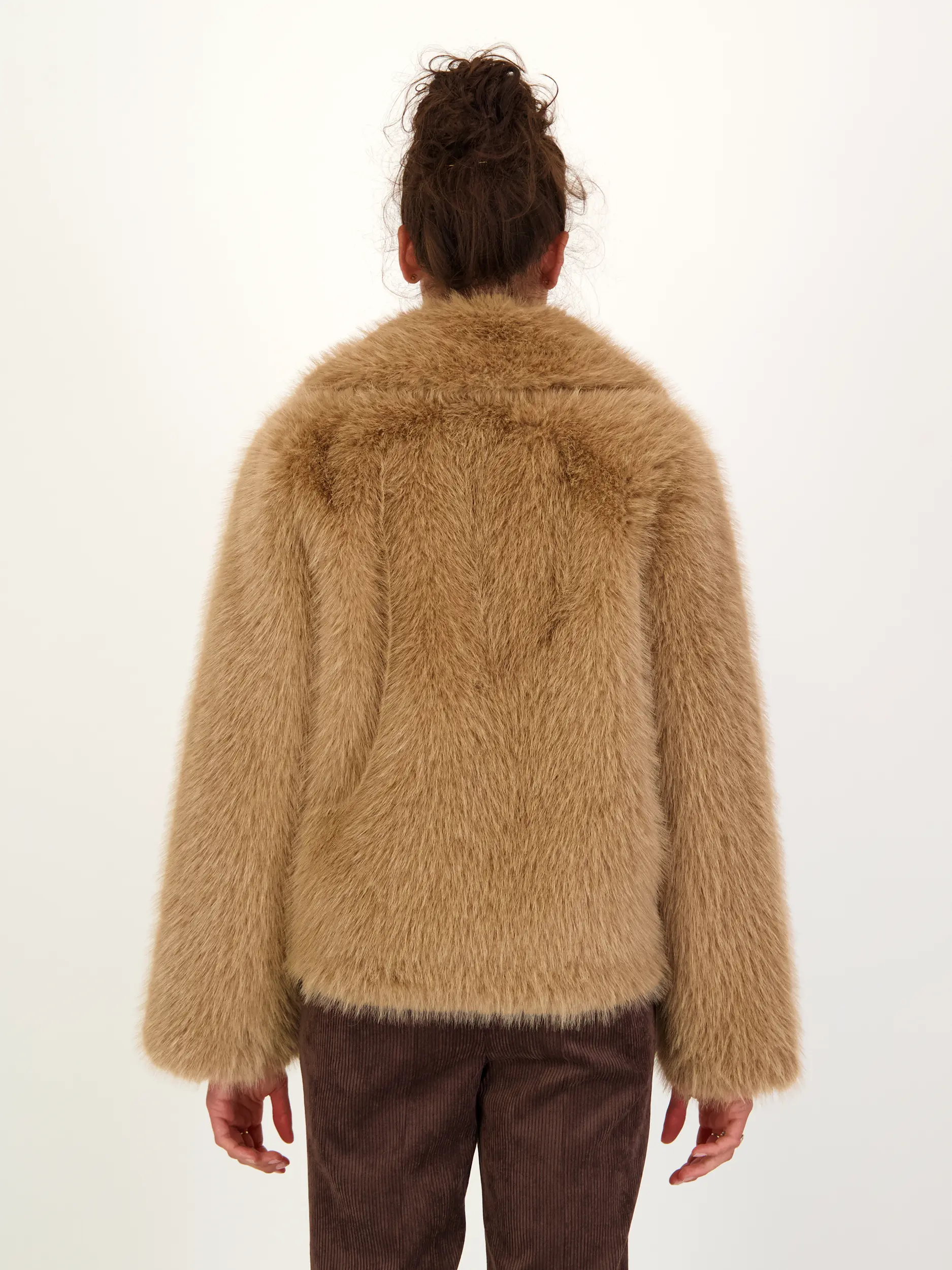 Jacke - Artikel Rückseite getragen von einem Modell - Farbe: Braun