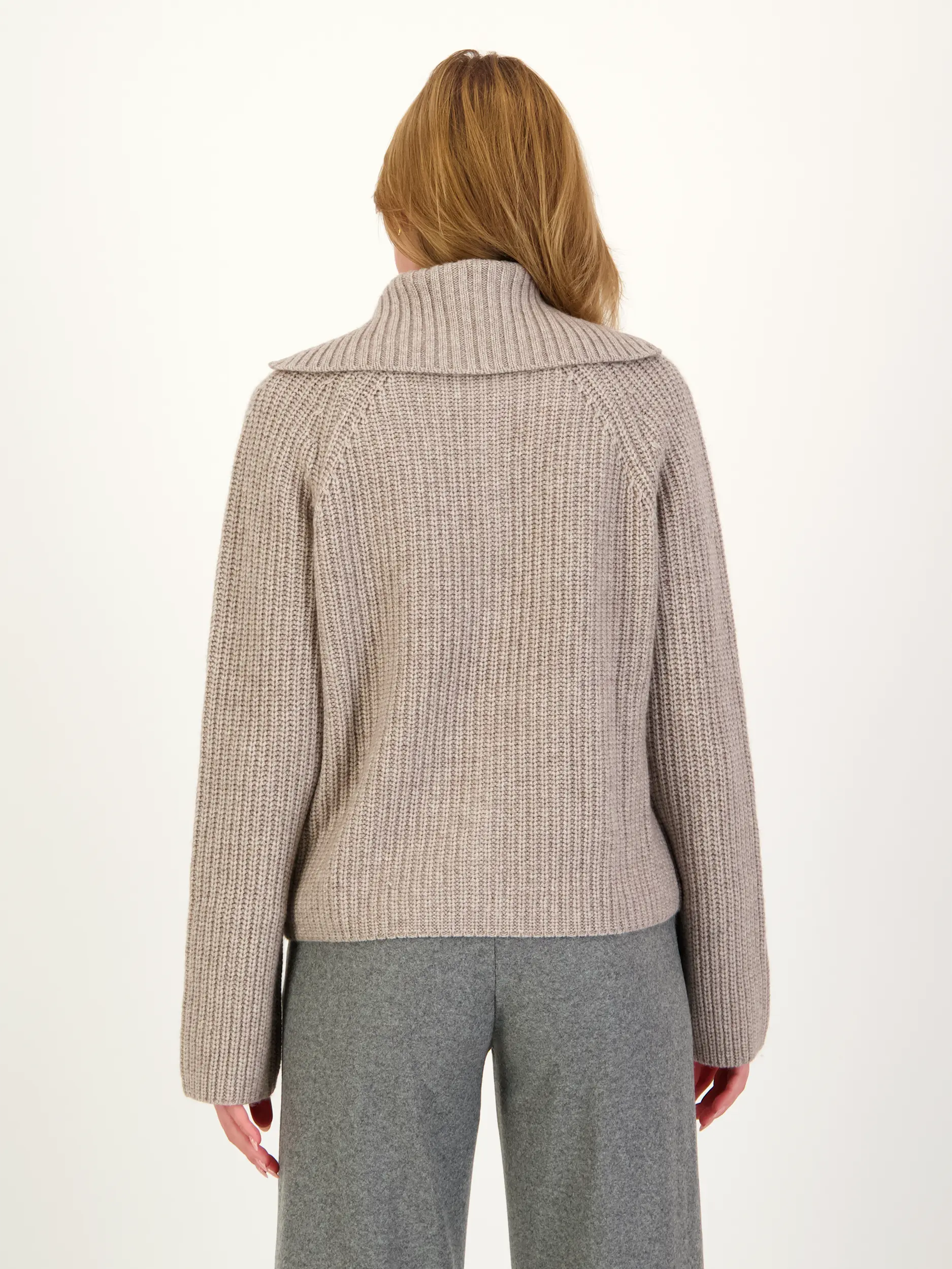 Strickjacke aus Wolle - Artikel Rückseite getragen von einem Modell - Farbe: Braun