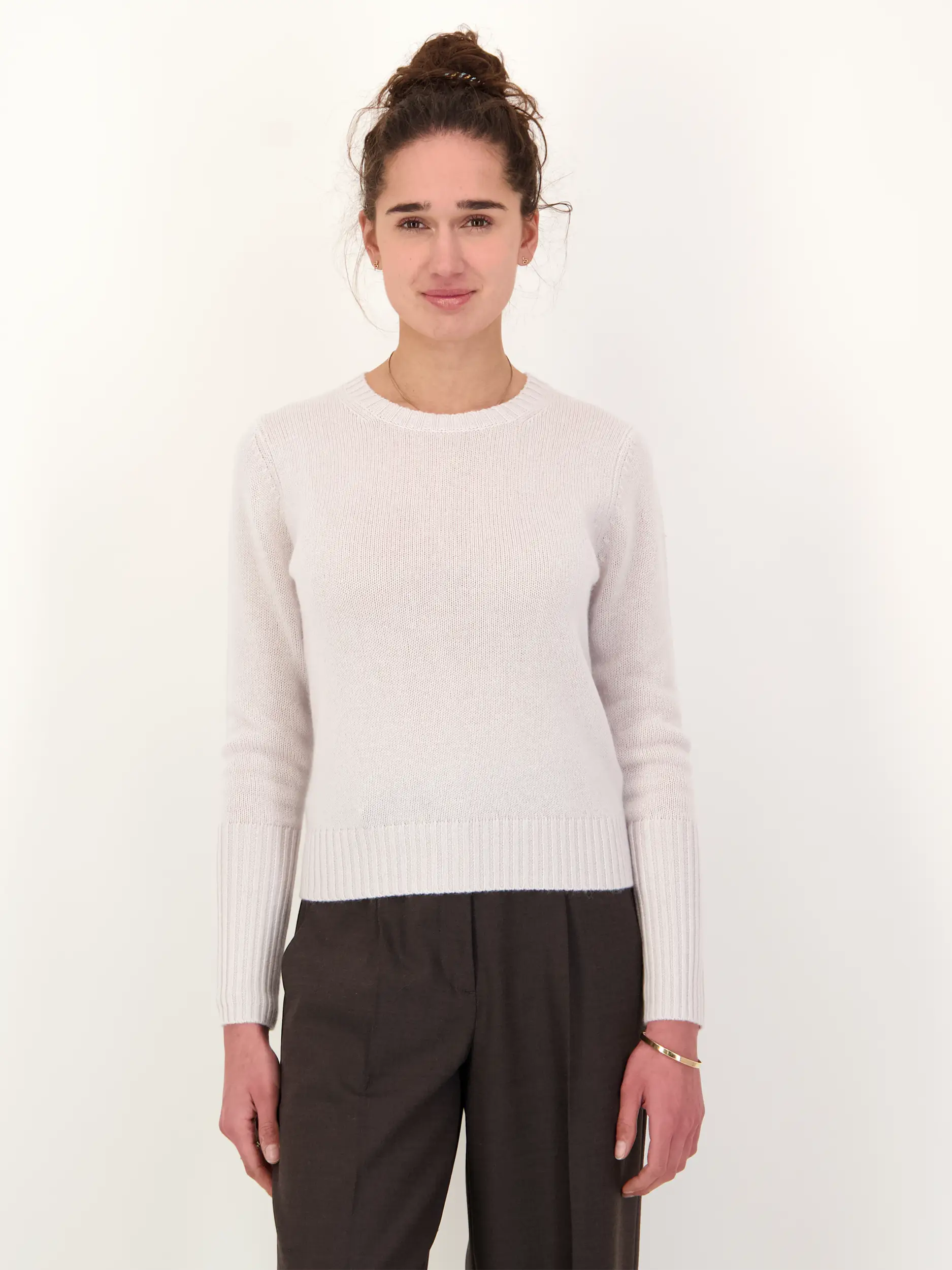 Pullover aus Kaschmir - Artikel Vorderseite getragen von einem Modell - Farbe: Grau