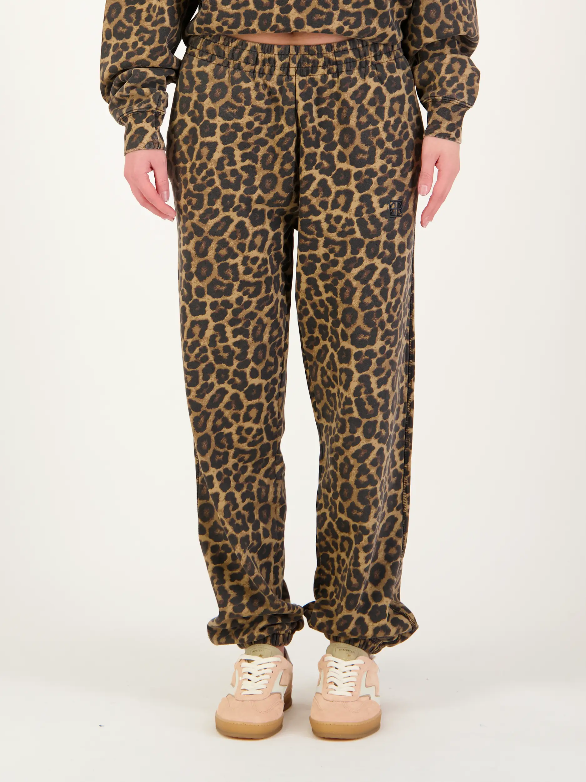 Sporthose mit Leo-Print - Artikel Vorderseite getragen von einem Modell - Farbe: Braun Sporthose mit Leo-Print - Artikel Vorderseite getragen von einem Modell - Farbe: Braun