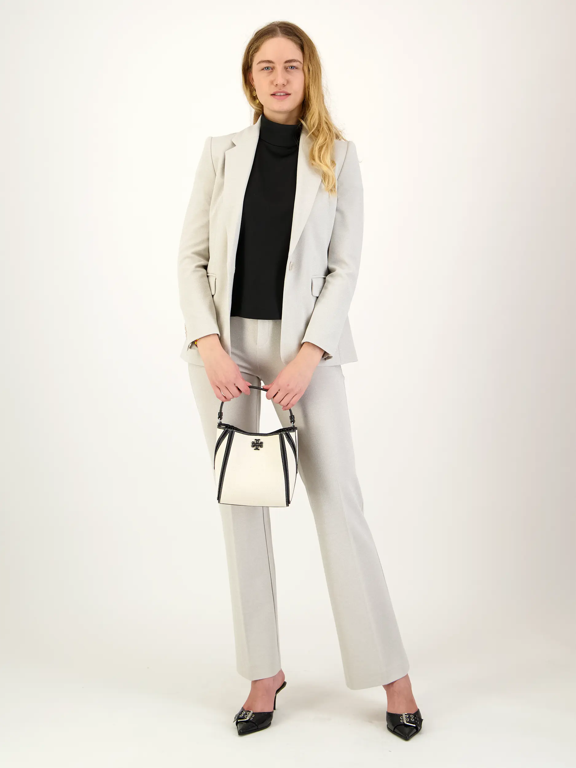 Satinbluse 'Alaria' kurzarm - Artikel Teil eines Outfits getragen von einem Modell - Farbe: Schwarz