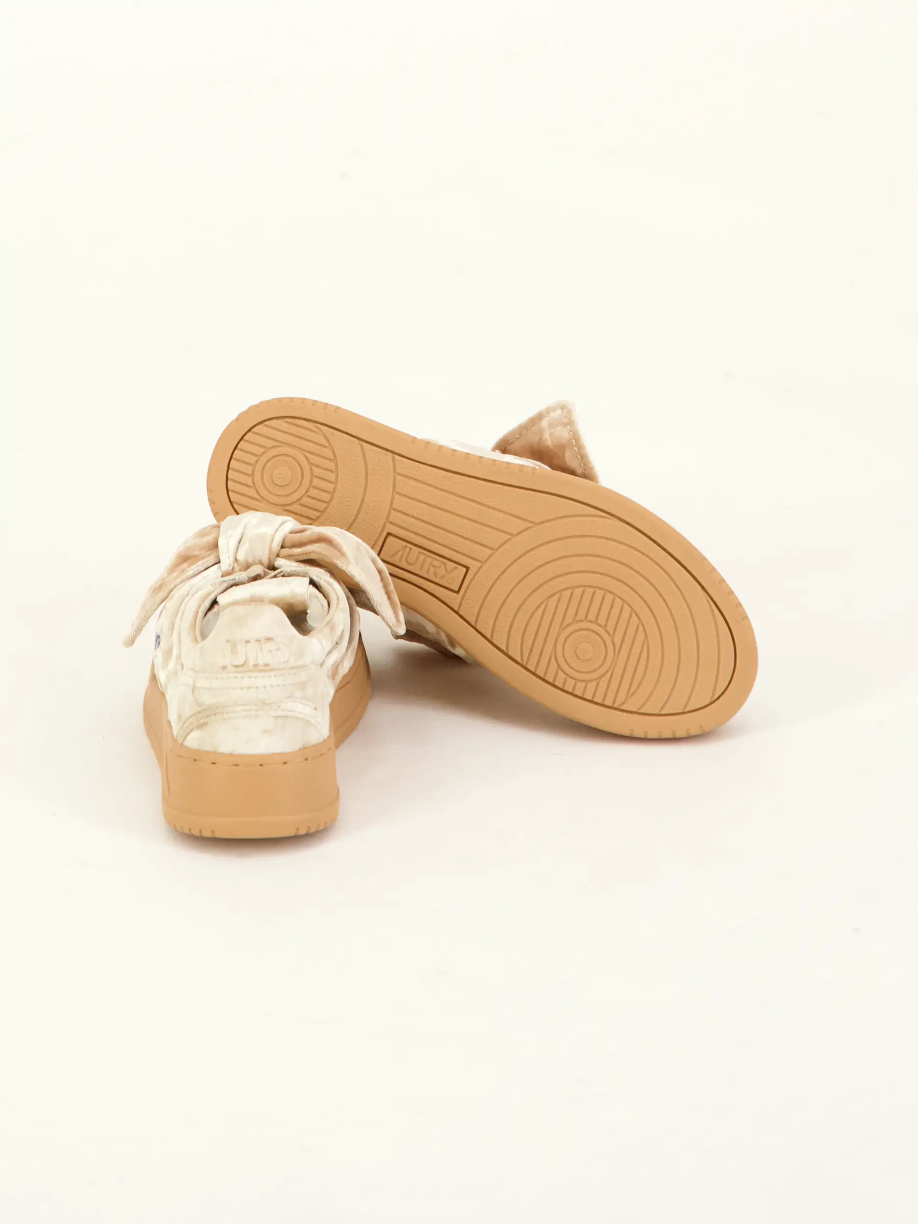 Sneaker 'Medalist' aus Samt - Artikel Rückseite getragen von einem Modell - Farbe: Grau