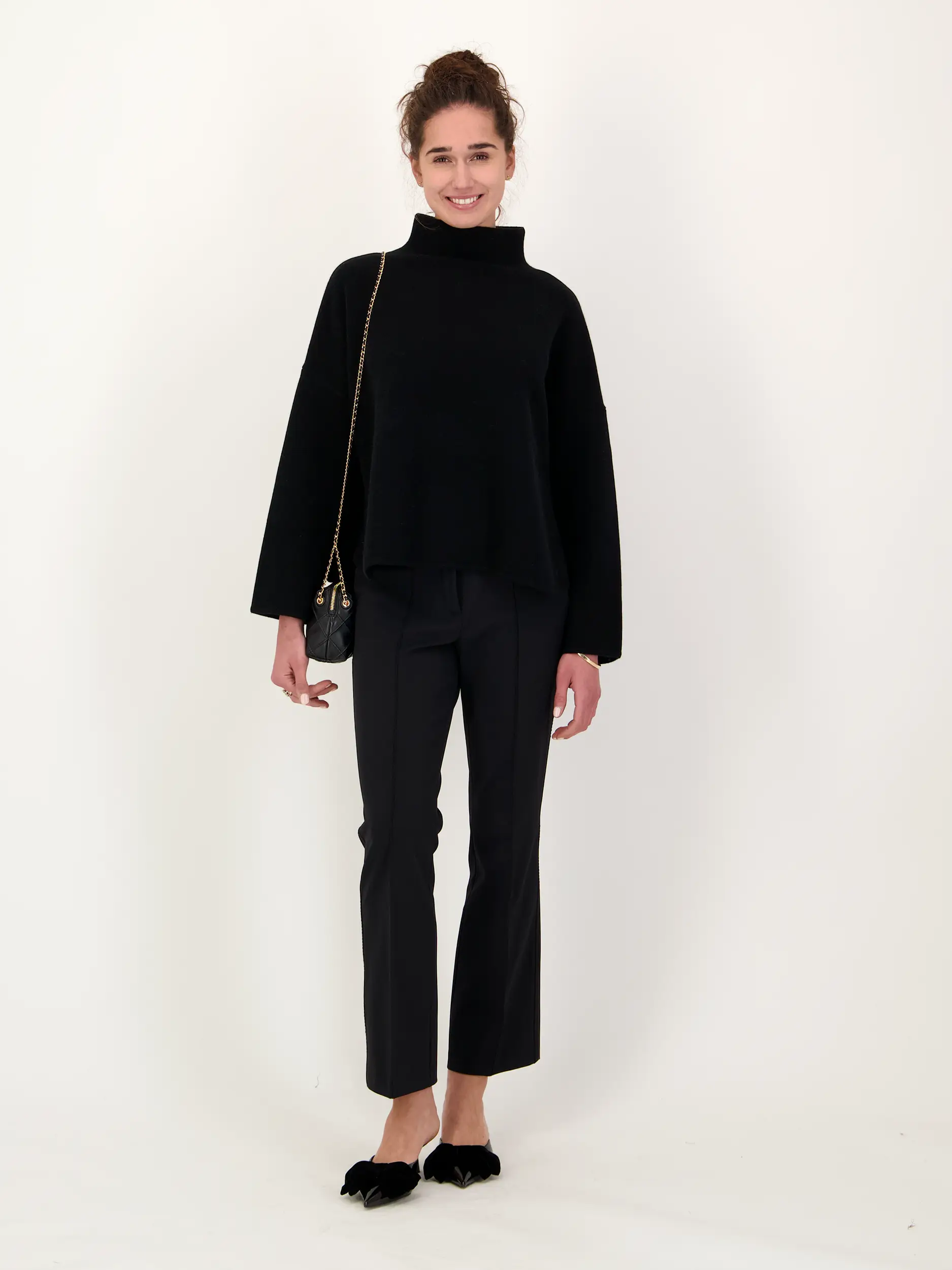 Pullover aus Wolle langarm - Artikel Teil eines Outfits getragen von einem Modell - Farbe: Schwarz