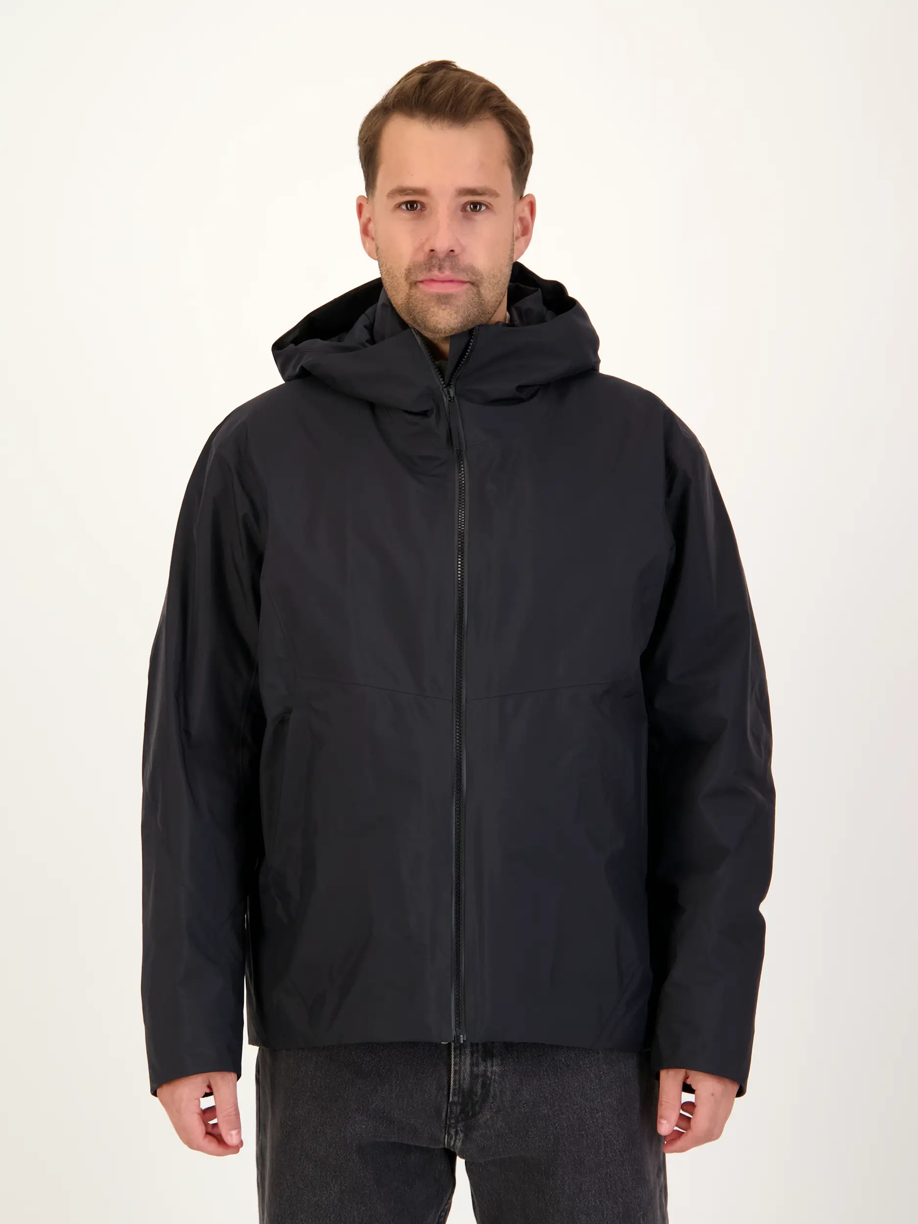 Wasserdichte Jacke 'Diode' - Artikel Vorderseite getragen von einem Modell - Farbe: Schwarz