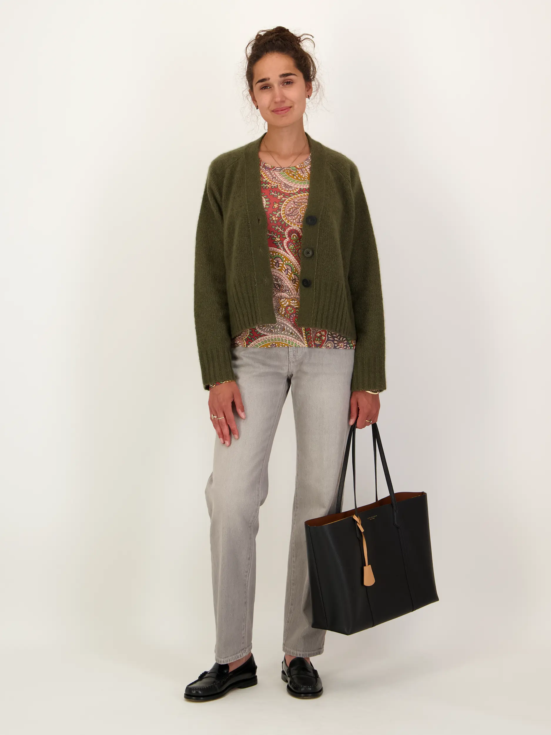 Gemustertes Langarmshirt aus Wolle - Artikel Teil eines Outfits getragen von einem Modell