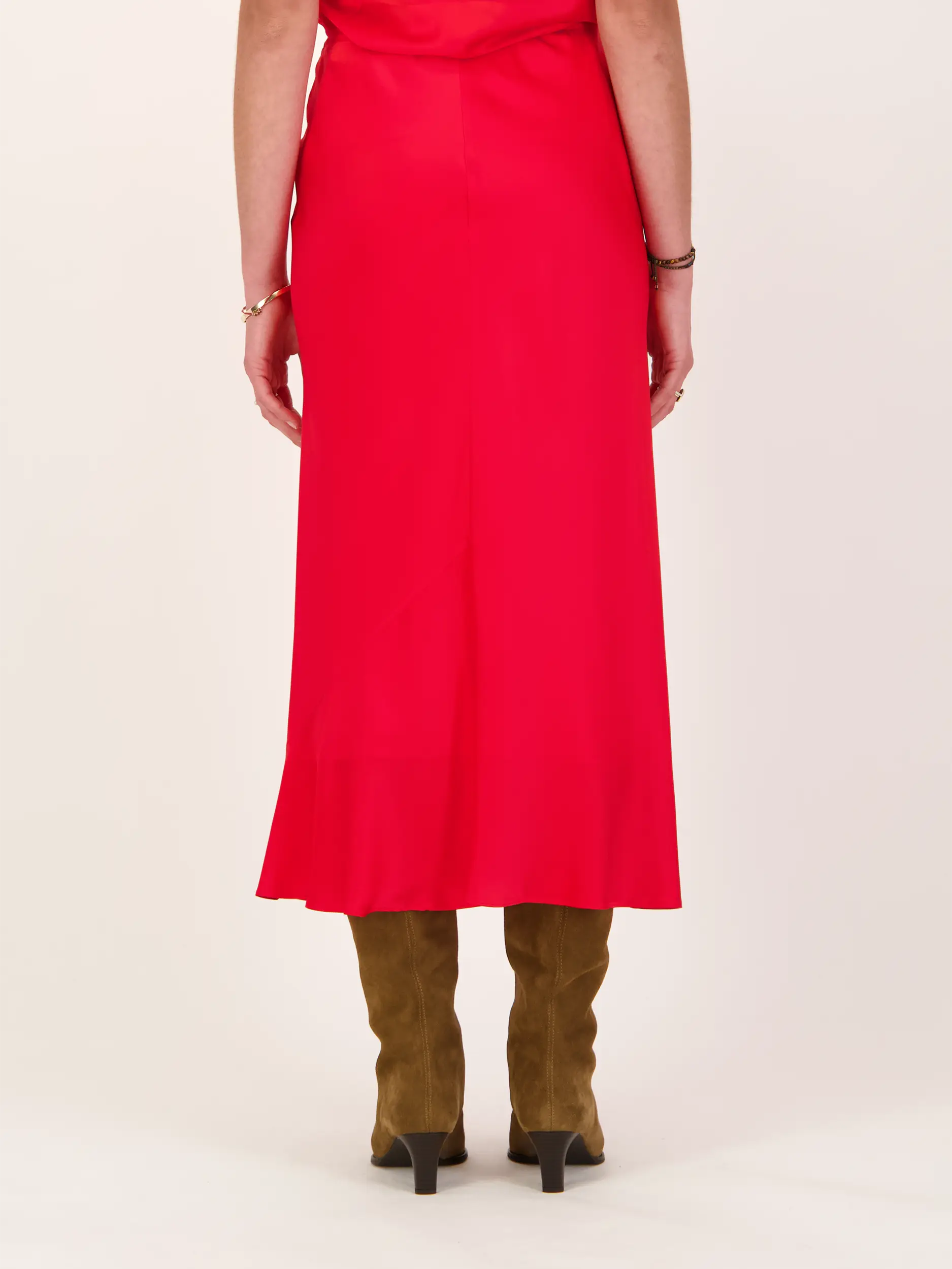 Midi Satinrock 'Sense of Shine' aus Seide - Artikel Rückseite getragen von einem Modell - Farbe: Rot
