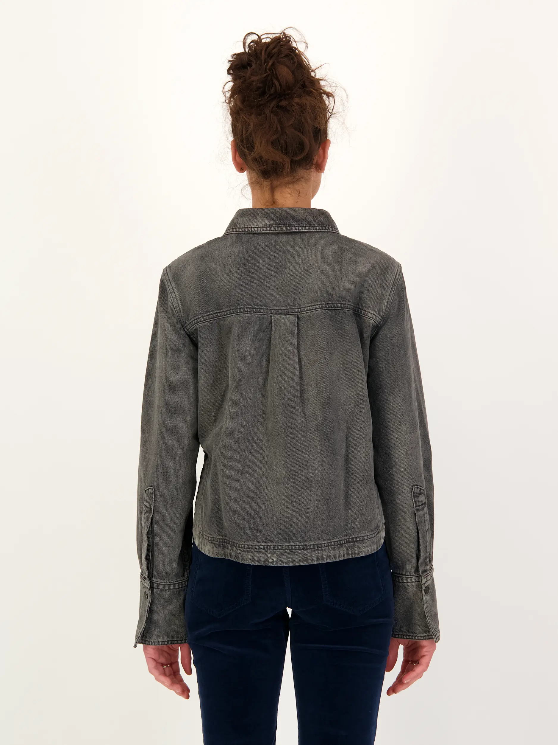 Jeansbluse langarm - Artikel Rückseite getragen von einem Modell - Farbe: Grau