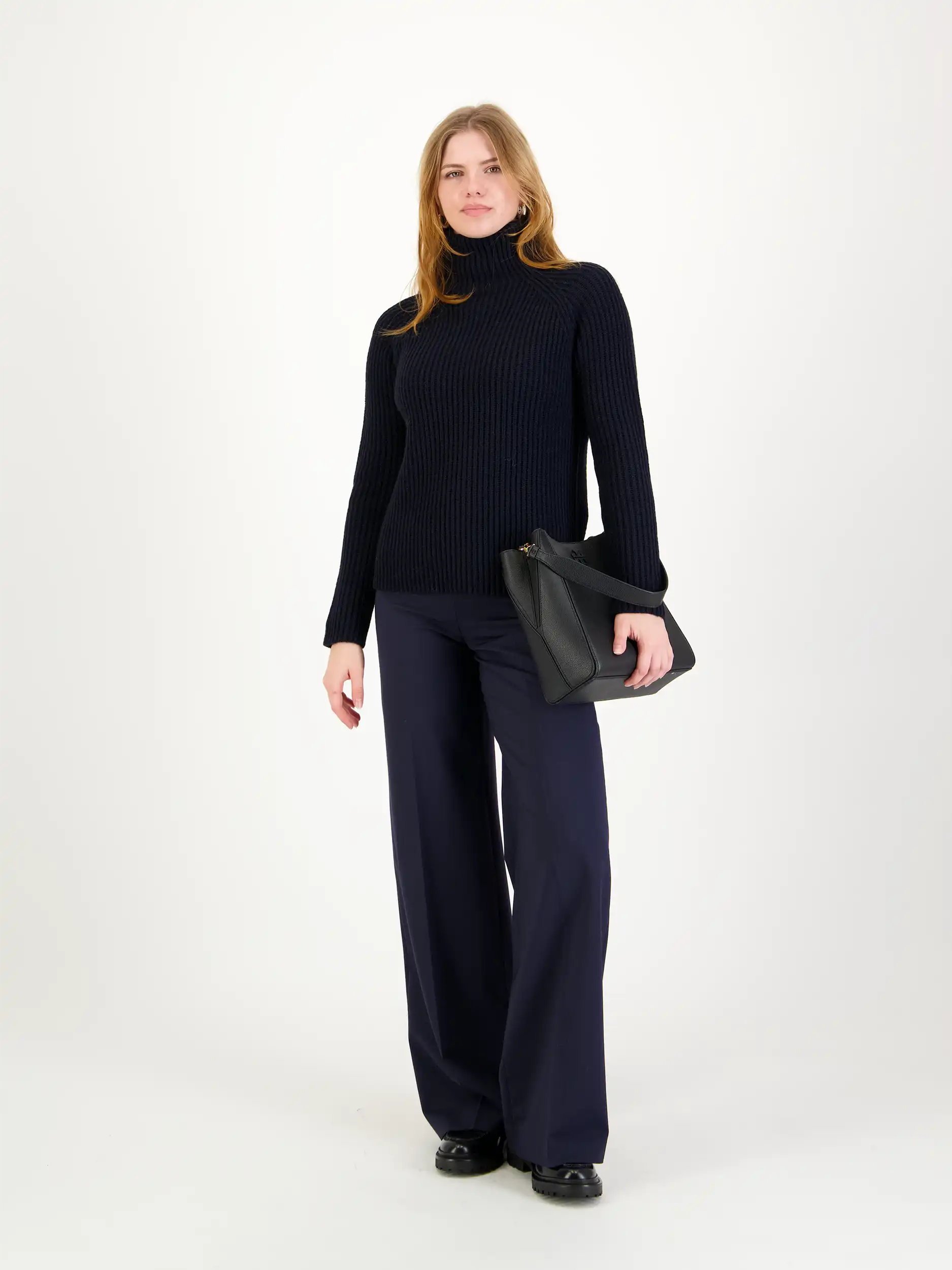 Pullover 'Arwen' - Artikel Teil eines Outfits getragen von einem Modell - Farbe: Blau