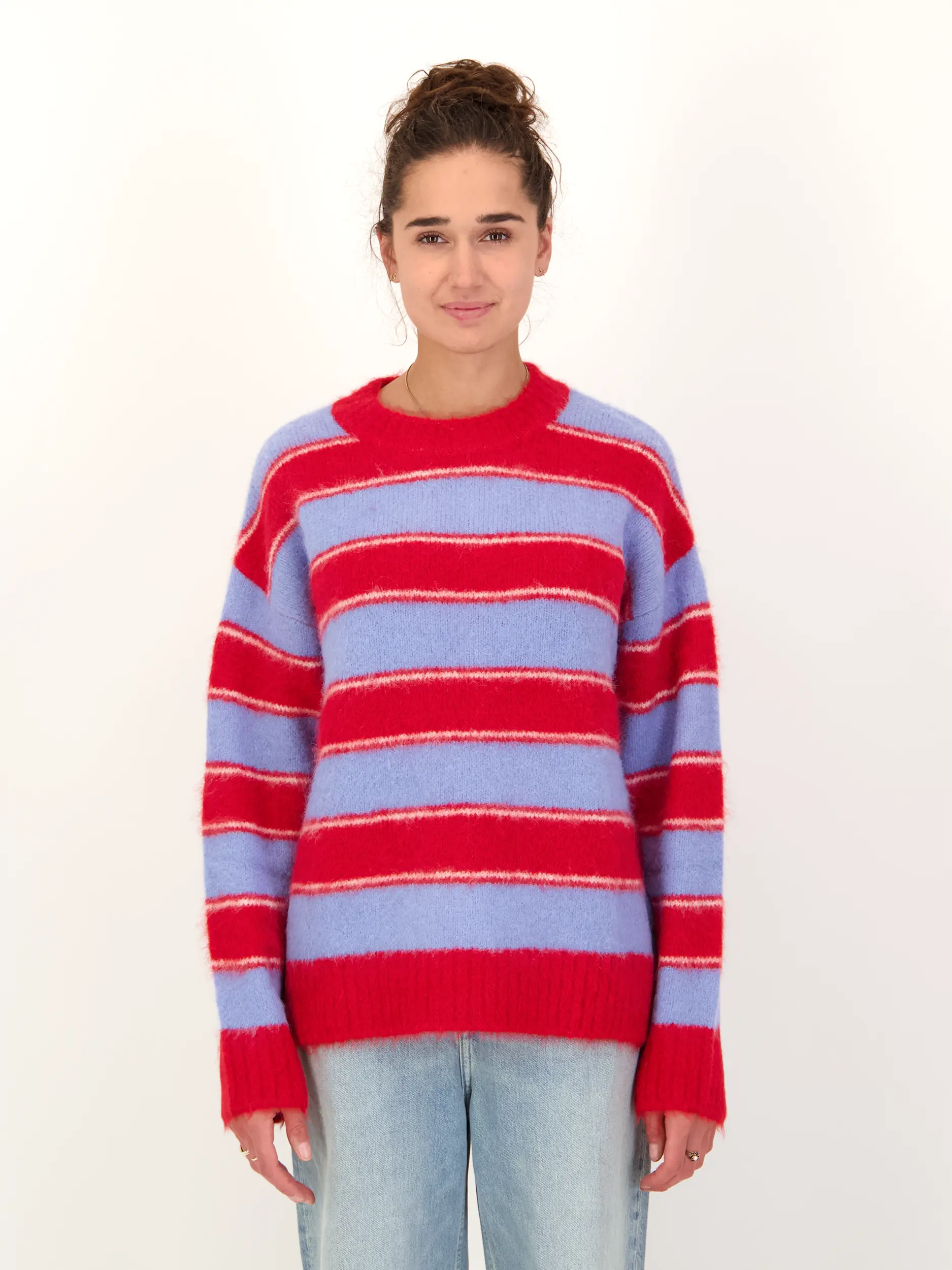 Gestreifter Pullover 'Sajeanne' aus Alpaka-Mix langarm - Artikel Vorderseite getragen von einem Modell - Farbe: Rot
