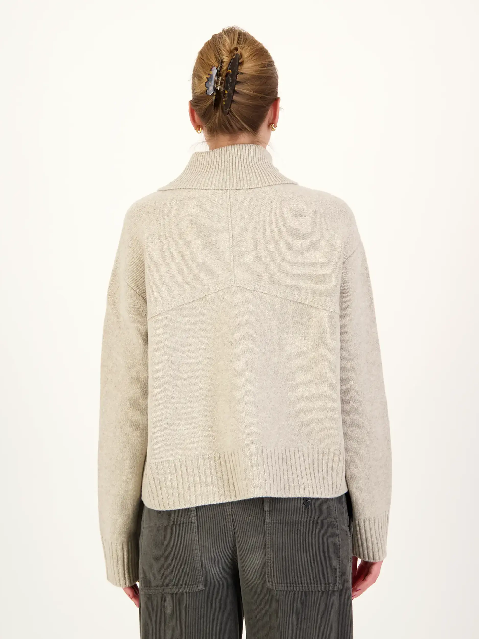 Strickjacke aus Wolle - Artikel Rückseite getragen von einem Modell - Farbe: Beige