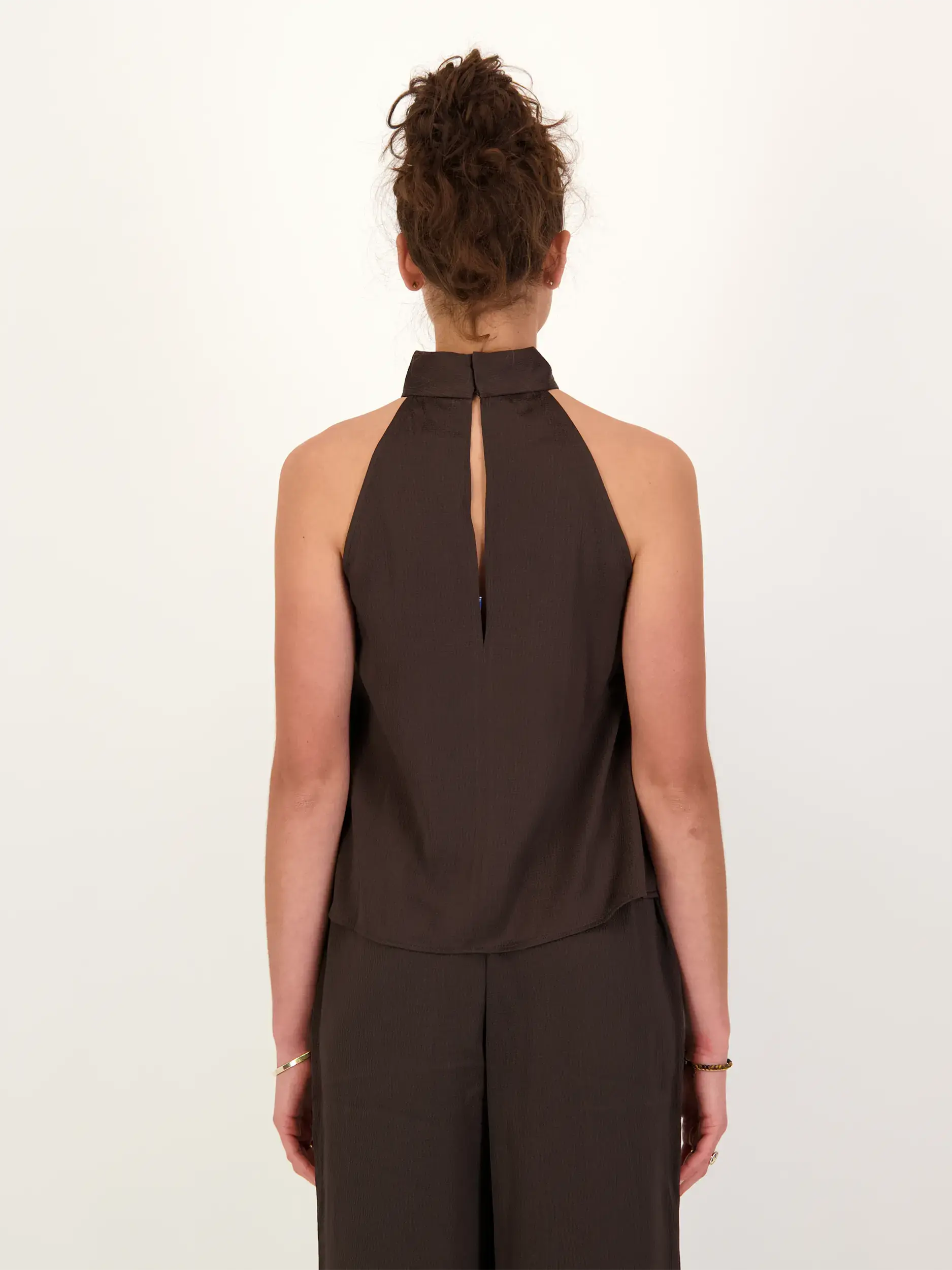 Top 'Sarheos' - Artikel Rückseite getragen von einem Modell - Farbe: Braun