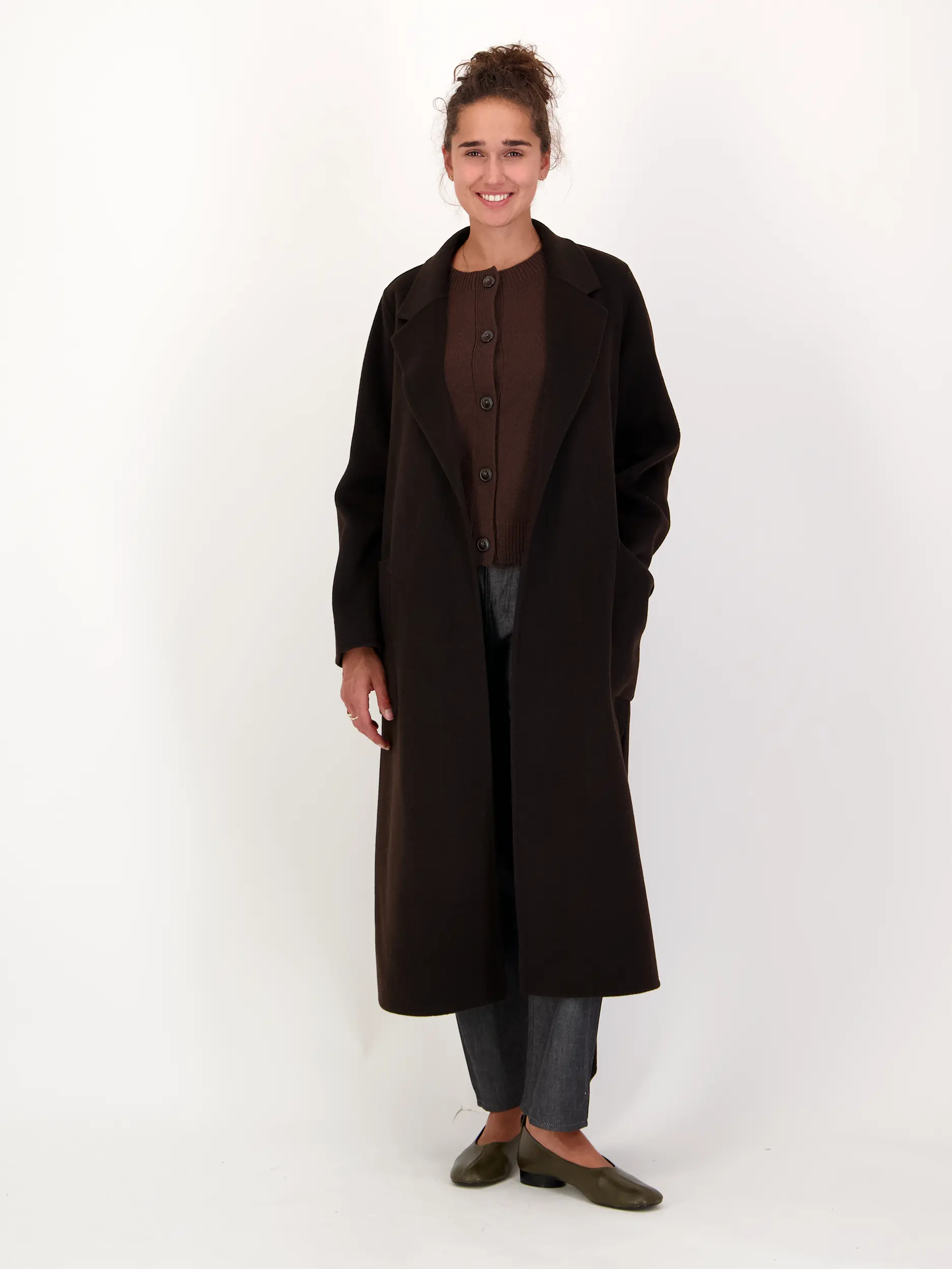 Strickjacke aus Kaschmir-Mix langarm - Artikel Teil eines Outfits getragen von einem Modell - Farbe: Braun