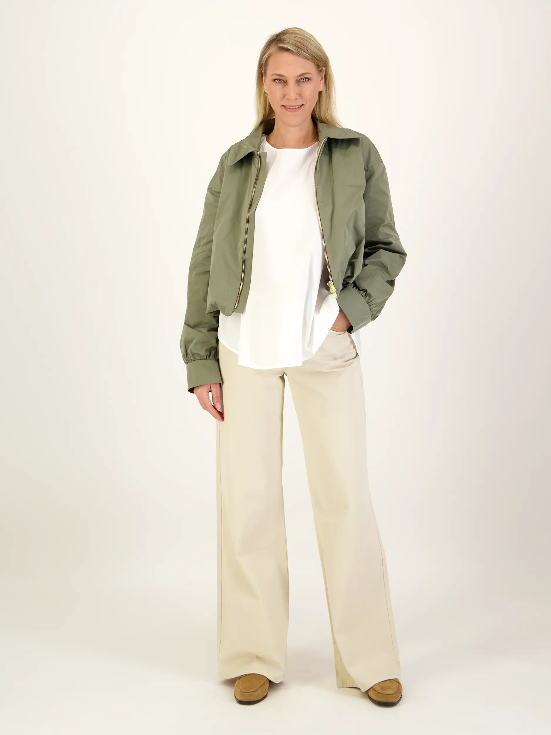 Baumwollbluse langarm - Artikel Teil eines Outfits getragen von einem Modell