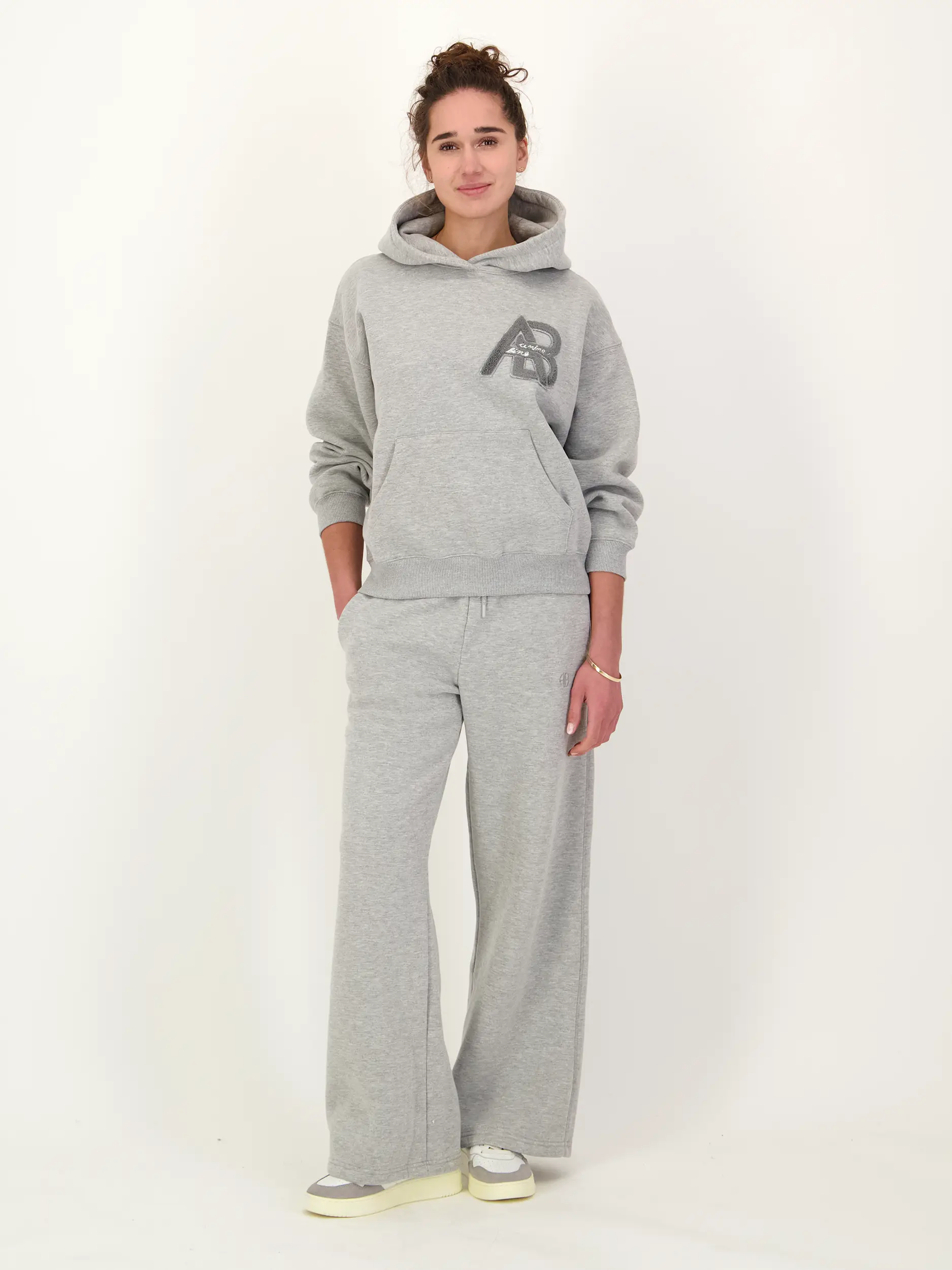 Sweatshirt 'Jaci' - Artikel Teil eines Outfits getragen von einem Modell - Farbe: Grau