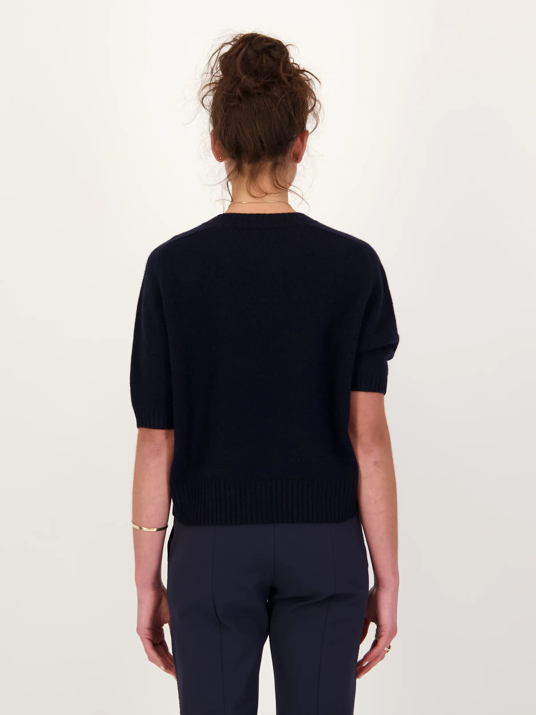 Pullover aus Kaschmir kurzarm - Artikel Rückseite getragen von einem Modell - Farbe: Blau