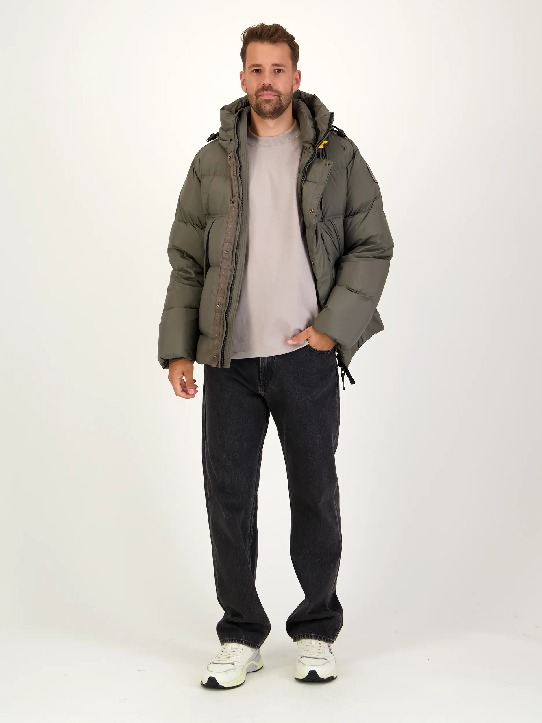 Sweatshirt 'Royal' - Artikel Teil eines Outfits getragen von einem Modell - Farbe: Beige