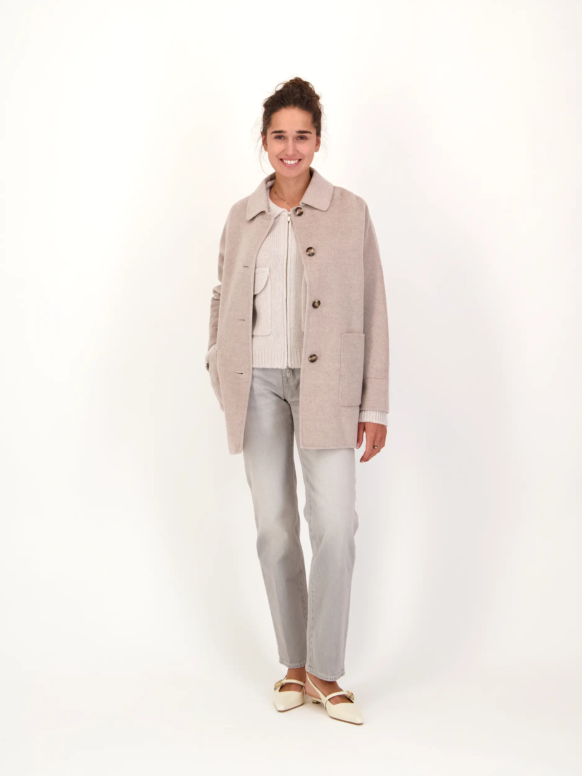 Strickjacke aus Kaschmir - Artikel Teil eines Outfits getragen von einem Modell - Farbe: Beige