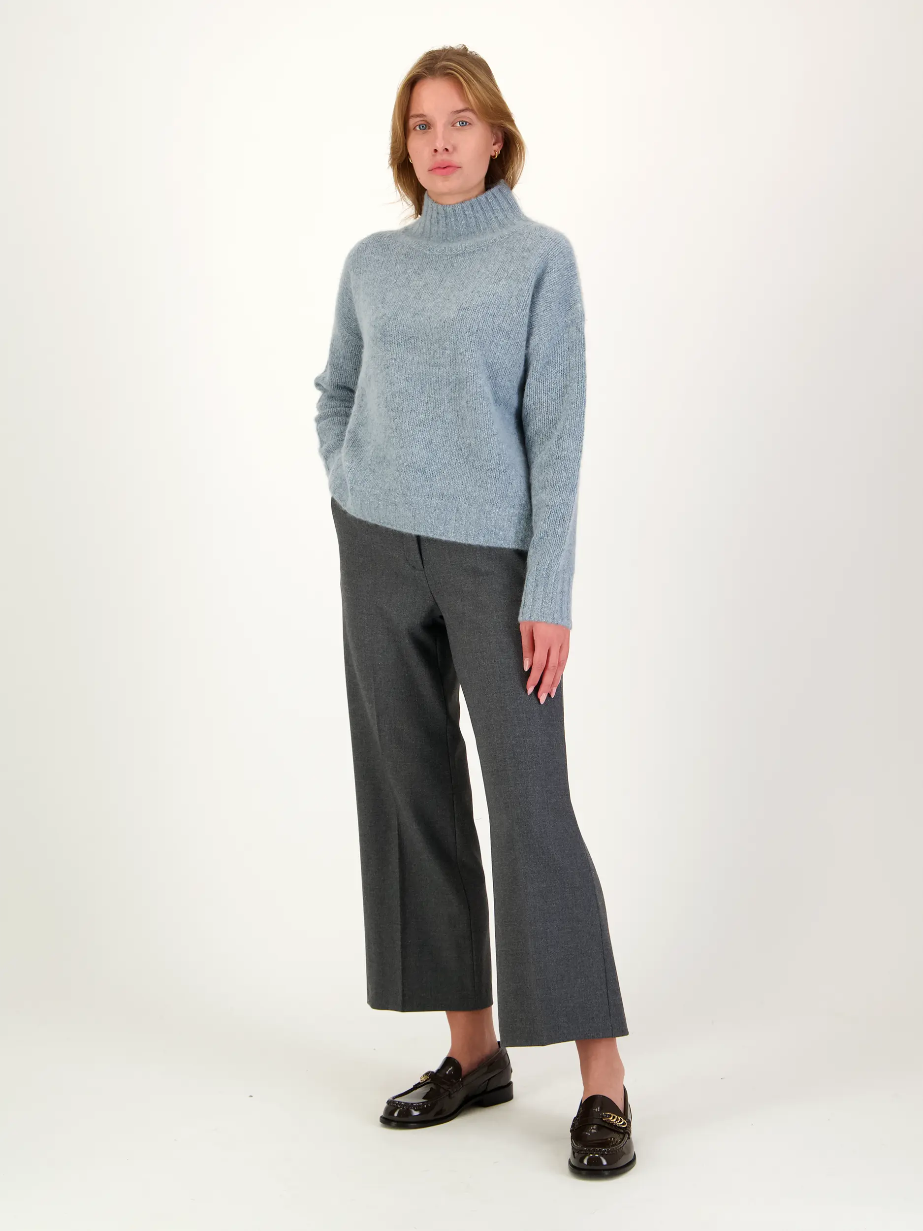 Hose 'California' - Artikel Teil eines Outfits getragen von einem Modell - Farbe: Grau